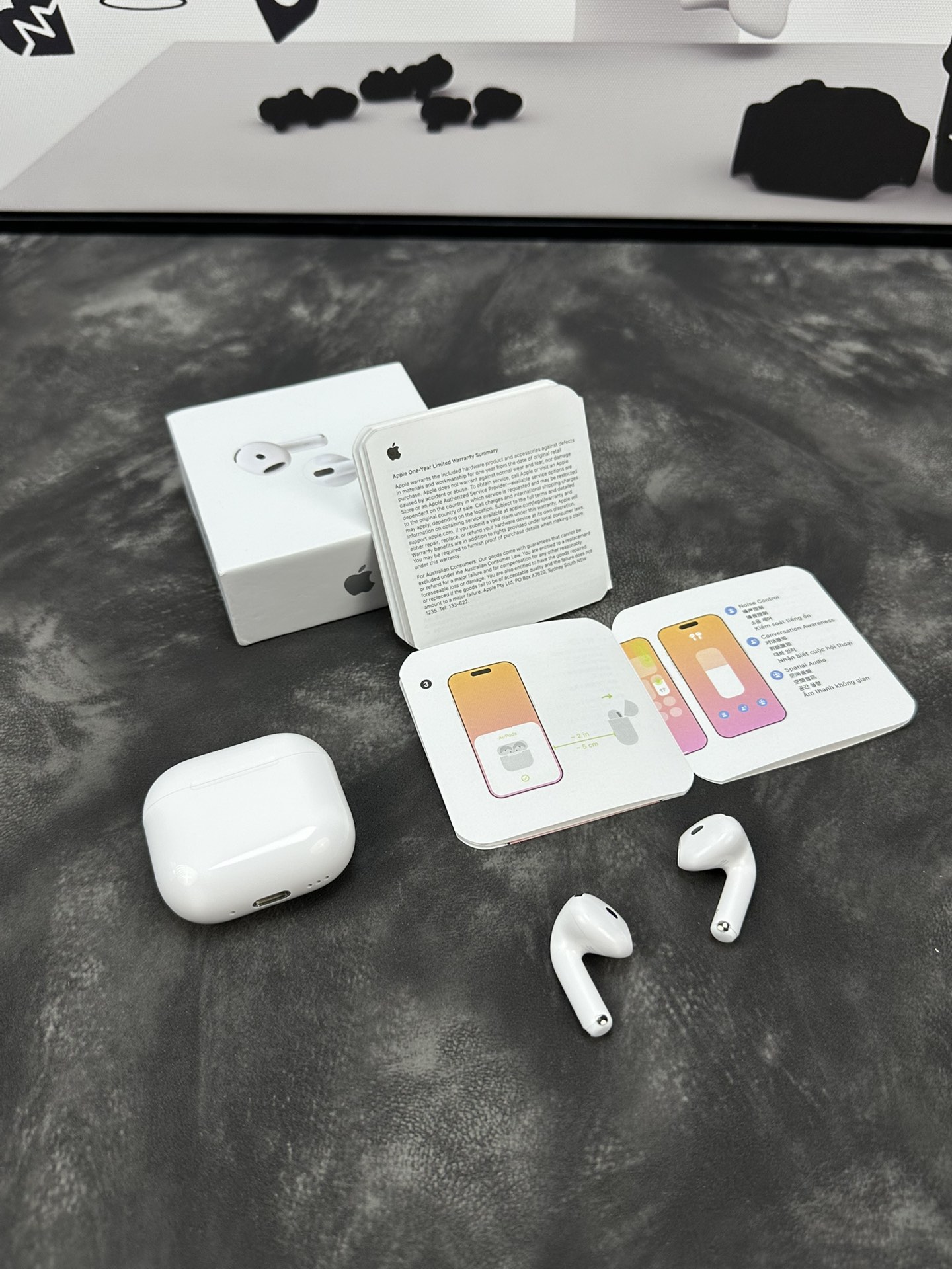 AirPods4 带主动降噪版本 最稳大货已出
洛达1562a的芯片加持 百分百过洛达最新版软件检测 为品质保驾护航🫡

新升级c口充电 带有同款蜂鸣声
‼️并且这次官网大改款 全新的AirPods4取消了往年的实体按键链接方式 改成了敲击充电仓的手势链接方式 敲击两下即可连上手机
而且呼吸灯在熄灭的状态下是看不出呼吸灯的孔位 完全隐藏一体 此版本也做到了还原官网的整套呼吸灯逻辑
还带有序列号 支持官网直接查询 并有五码合一激光喷码加持 原版级别壳料超真 到手不有山寨感

与官网一致的蓝牙5.3版本 连接更快更稳定‼️
支持ios18系统检测 完整版新敲击弹窗动画 
真实主动降噪40db级别 请注意区分市面上一切假降噪货 开了跟没开效果完全一样🤣👉
真实的通透效果 从通透再到降噪再到关闭三种模式切换感觉非常明显
还加入了自适应降噪调节模式 对话感知功能
无线充电 定位查找功能 压感方式切歌 接听电话挂断电话全部都有
真实的光感入耳检测 耳机不在耳洞内则主动暂停播放 相反在耳洞内则继续播放声音 不需要此功能 可在手机设置里直接关闭即可

13mm镀钛动圈后馈降噪喇叭 降噪感受超级明显
音质绝对性的稳定 品质无敌
耳机电池续航单次可达到6-8小时使用时间 搭配耳机仓综合续航30多个小时 续航无焦虑兄弟们
高配原版壳料级别 拿到手质感绝不山寨 外加金属原级别合页 不惧用久掉漆尴尬😅

