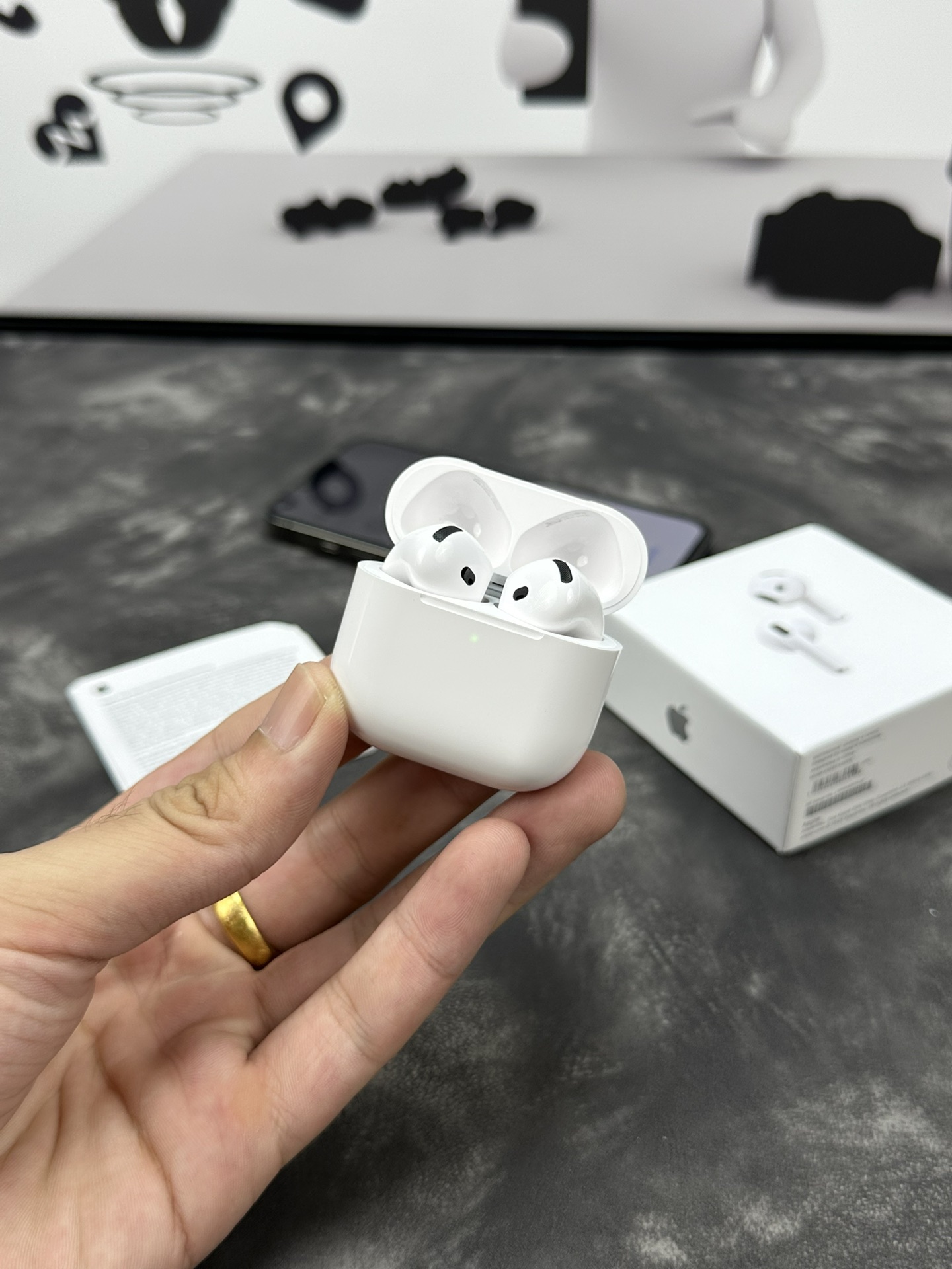 AirPods4 带主动降噪版本 最稳大货已出
洛达1562a的芯片加持 百分百过洛达最新版软件检测 为品质保驾护航🫡

新升级c口充电 带有同款蜂鸣声
‼️并且这次官网大改款 全新的AirPods4取消了往年的实体按键链接方式 改成了敲击充电仓的手势链接方式 敲击两下即可连上手机
而且呼吸灯在熄灭的状态下是看不出呼吸灯的孔位 完全隐藏一体 此版本也做到了还原官网的整套呼吸灯逻辑
还带有序列号 支持官网直接查询 并有五码合一激光喷码加持 原版级别壳料超真 到手不有山寨感

与官网一致的蓝牙5.3版本 连接更快更稳定‼️
支持ios18系统检测 完整版新敲击弹窗动画 
真实主动降噪40db级别 请注意区分市面上一切假降噪货 开了跟没开效果完全一样🤣👉
真实的通透效果 从通透再到降噪再到关闭三种模式切换感觉非常明显
还加入了自适应降噪调节模式 对话感知功能
无线充电 定位查找功能 压感方式切歌 接听电话挂断电话全部都有
真实的光感入耳检测 耳机不在耳洞内则主动暂停播放 相反在耳洞内则继续播放声音 不需要此功能 可在手机设置里直接关闭即可

13mm镀钛动圈后馈降噪喇叭 降噪感受超级明显
音质绝对性的稳定 品质无敌
耳机电池续航单次可达到6-8小时使用时间 搭配耳机仓综合续航30多个小时 续航无焦虑兄弟们
高配原版壳料级别 拿到手质感绝不山寨 外加金属原级别合页 不惧用久掉漆尴尬😅

