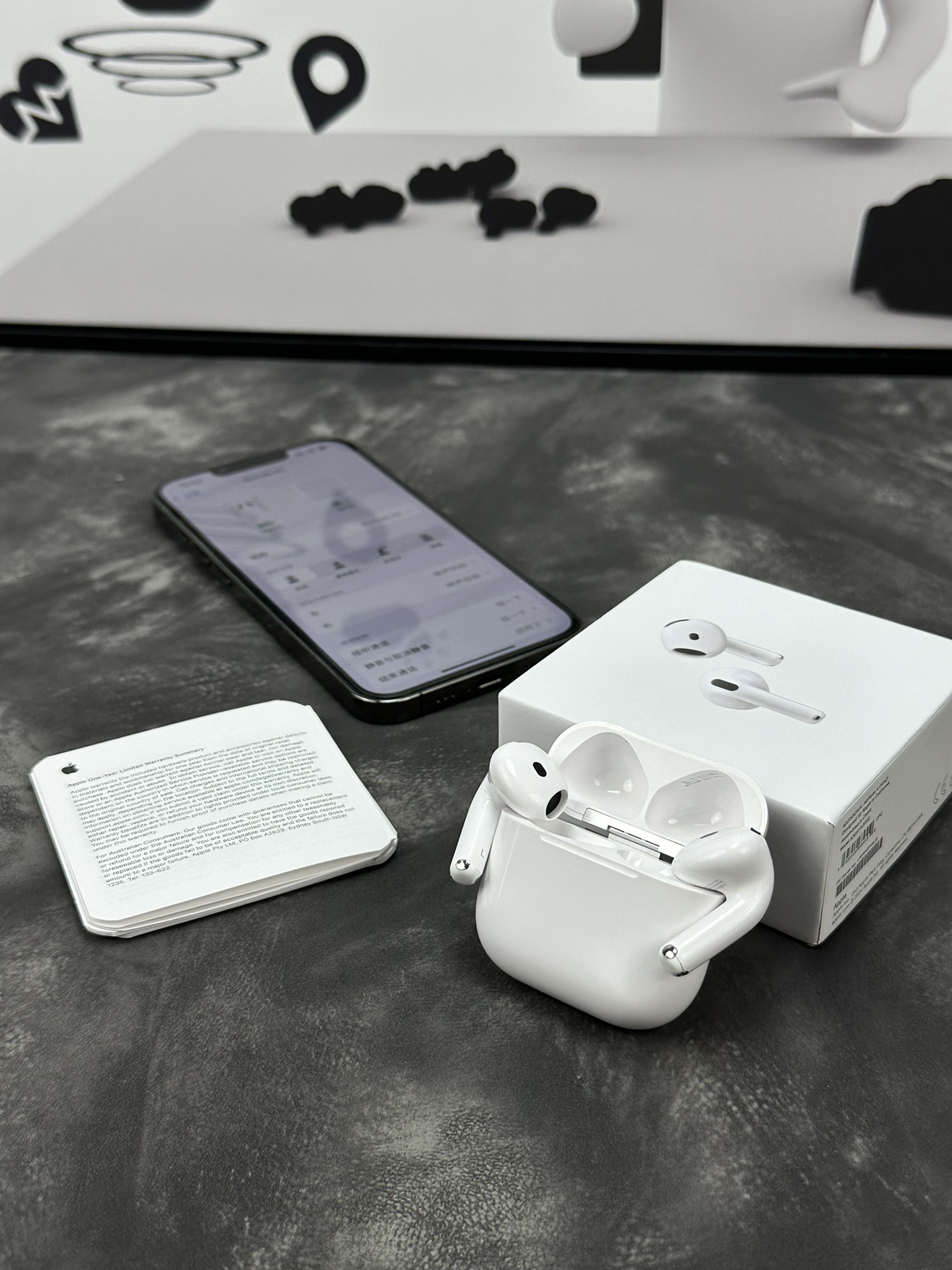 AirPods4 带主动降噪版本 最稳大货已出
洛达1562a的芯片加持 百分百过洛达最新版软件检测 为品质保驾护航🫡

新升级c口充电 带有同款蜂鸣声
‼️并且这次官网大改款 全新的AirPods4取消了往年的实体按键链接方式 改成了敲击充电仓的手势链接方式 敲击两下即可连上手机
而且呼吸灯在熄灭的状态下是看不出呼吸灯的孔位 完全隐藏一体 此版本也做到了还原官网的整套呼吸灯逻辑
还带有序列号 支持官网直接查询 并有五码合一激光喷码加持 原版级别壳料超真 到手不有山寨感

与官网一致的蓝牙5.3版本 连接更快更稳定‼️
支持ios18系统检测 完整版新敲击弹窗动画 
真实主动降噪40db级别 请注意区分市面上一切假降噪货 开了跟没开效果完全一样🤣👉
真实的通透效果 从通透再到降噪再到关闭三种模式切换感觉非常明显
还加入了自适应降噪调节模式 对话感知功能
无线充电 定位查找功能 压感方式切歌 接听电话挂断电话全部都有
真实的光感入耳检测 耳机不在耳洞内则主动暂停播放 相反在耳洞内则继续播放声音 不需要此功能 可在手机设置里直接关闭即可

13mm镀钛动圈后馈降噪喇叭 降噪感受超级明显
音质绝对性的稳定 品质无敌
耳机电池续航单次可达到6-8小时使用时间 搭配耳机仓综合续航30多个小时 续航无焦虑兄弟们
高配原版壳料级别 拿到手质感绝不山寨 外加金属原级别合页 不惧用久掉漆尴尬😅

