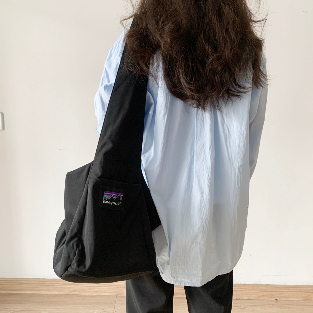 供85 Patagonia巴塔哥尼亚柔软帆布单肩斜挎包 大容量单肩包斜挎包 经典时尚 永不过时. 肩带可调节长短,包口是抽拉形,大小可随意调节. 颜色:黑色 珊瑚红色 驼色 橄榄绿 尺寸:长x宽x高 39x20x34cm