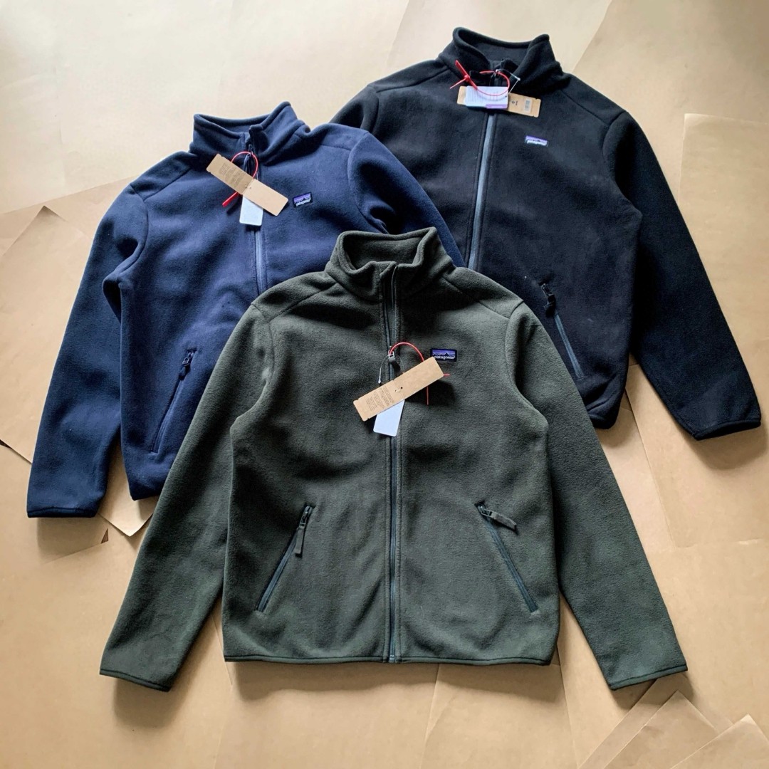 供110 Patagonia巴塔哥尼亚双面摇粒绒拉链外套 独特的立领设计 不仅时尚还能有效阻挡寒风, 修饰颈部线条,让您在人群中脱颖而出. 无论是搭配牛仔裤还是运动裤, 都能轻松打造出休闲个性的造型. 选用优质摇粒绒面料,触感如云朵般柔软, 给您带来极致舒适的穿着感受,仿佛被温暖的怀抱紧紧相拥. 双面绒的材质,保暖性能加倍,让您在寒冷的季节也能自在出行,享受休闲时光. 侧边两个实用拉链口袋, 方便您随手放入手机、钥匙等小物件轻松又自在. 无论是宽松的休闲范还是修身的时尚感,都能轻松掌控. 无论是漫步街头、约会聚会还是户外运动, 这件上衣都是您展现休闲魅力的最佳选 颜色:绿色 黑色 青蓝色 衣长: 67 69 71 73.5 袖长: 63.5 64 64.5 65.5 胸围: 58 60 64 68 肩宽: 48.5 49 50 53.5 100-130 130-150 150-170 170-190