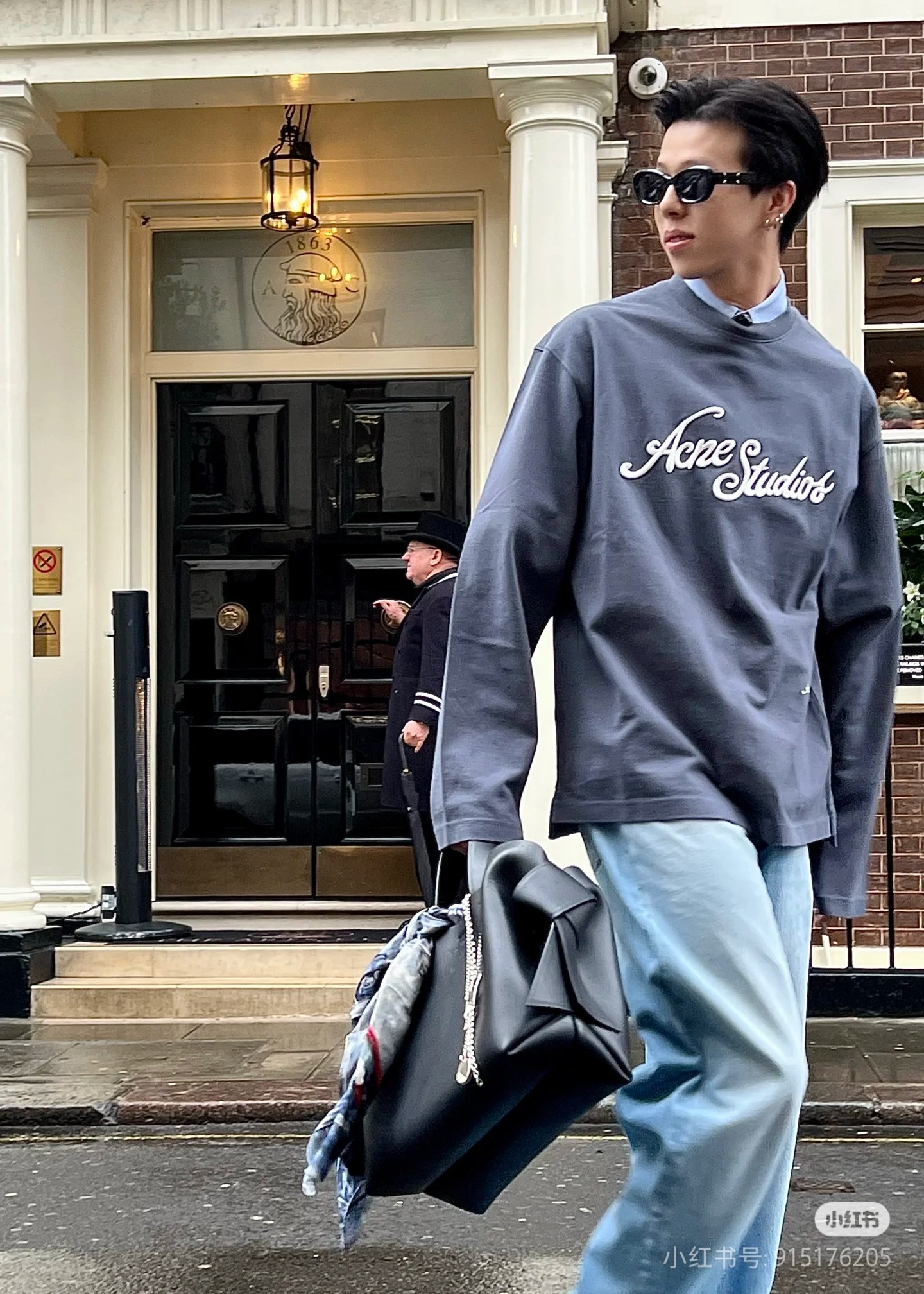 💰100

Acne Studios 25秋冬新款珠地网眼长袖T

徐英浩  周齐  众多明星同款
胸前Acne Studios的字母采用独有的绣花字体，立体在衣服上，既是品牌象征，又具有潮流气息，不随大流，超有个性的百搭单品。超级Chill的廓形穿搭，面料260克珠地网眼，原样定制成衣涂料染色，区别市场普通版本
正品级
男女同款
颜色：粉色   灰色     黑色
尺码：S  M    L    XL
详情尺码请看最后一张图