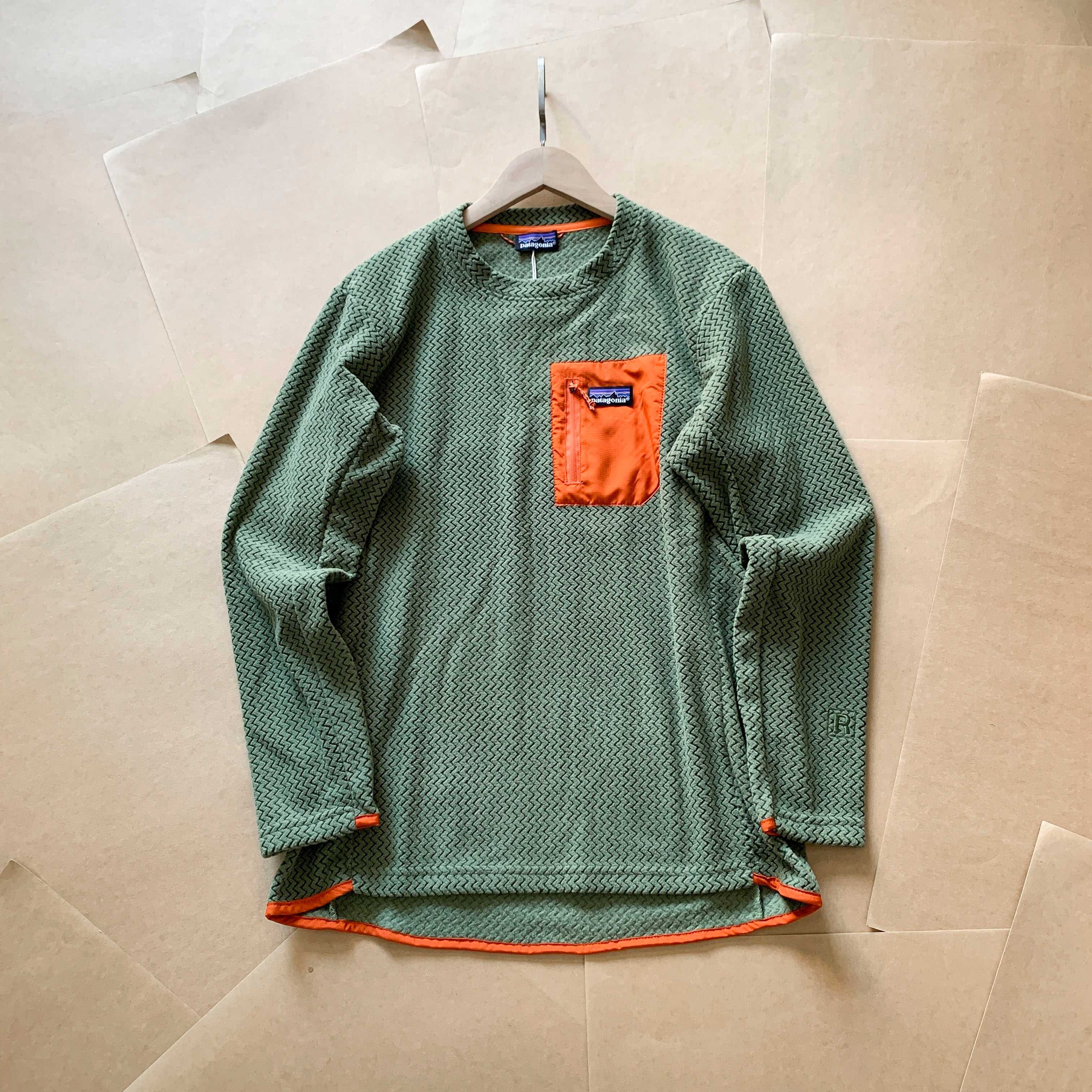 💰供95
Patagonia巴塔哥尼亚户外圆领抓绒衣
280克重 棉感 阳离子提花 秋冬抓绒衣男女户外透气排汗保暖速干圆领卫衣 锁溫透气抓绒衣中间锁温,面料含有阳离子纤维,防静电,固色抗菌处理。
阳离子面料是全涤面料,一般是在经向使用阳离子丝,纬向使用普通涤纶丝。这种面料具有吸水性好、手感柔软、穿起来舒适、色彩鲜艳、效果与天然织物相似、具有良好的弹性和卫生性能等特点。
颜色:黑色 锻造灰 粉色 燕麦色 果绿色 宝石蓝 天空蓝 宇宙金 浅灰色
尺码:M L XL XXL
M胸围108衣长68袖子长61 100斤-130
L胸围112衣长70袖子长62 130斤-150
XL 胸围116衣长72袖子长63 150斤-170
XXL 胸围120衣长74袖子长64 (170-200斤)