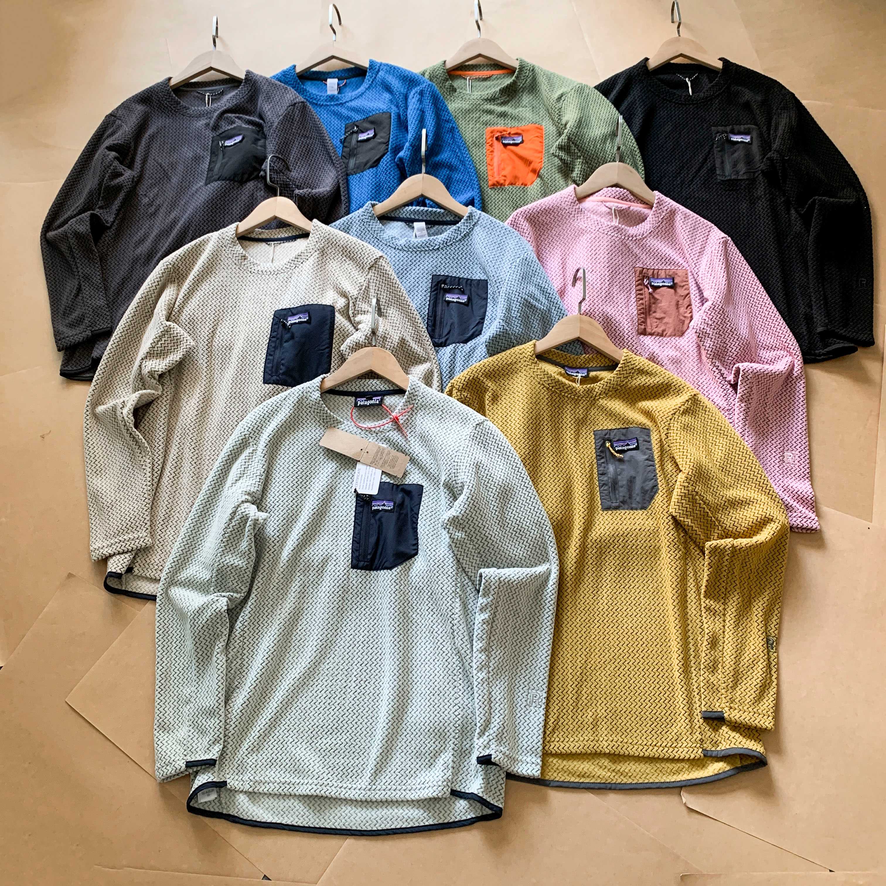 💰供95
Patagonia巴塔哥尼亚户外圆领抓绒衣  

280克重 棉感 阳离子提花 秋冬抓绒衣男女户外透气排汗保暖速干圆领卫衣 锁溫透气抓绒衣中间锁温，面料含有阳离子纤维，防静电，固色抗菌处理。
阳离子面料是全涤面料，一般是在经向使用阳离子丝，纬向使用普通涤纶丝。这种面料具有吸水性好、手感柔软、穿起来舒适、色彩鲜艳、效果与天然织物相似、具有良好的弹性和卫生性能等特点。

颜色：黑色 锻造灰 粉色 燕麦色 果绿色 宝石蓝 天空蓝 宇宙金 浅灰色  

尺码：M L XL XXL

M胸围108衣长68袖子长61  100斤-130   
                 
L胸围112衣长70袖子长62    130斤-150

XL 胸围116衣长72袖子长63  150斤-170

XXL 胸围120衣长74袖子长64    （170-200斤）