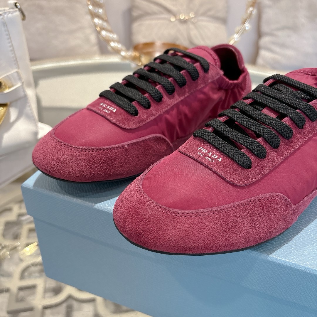 实价:260☀️☀️普拉达PRADA，2025年早春新款，原版1比1开发。面料丝光牛反绒，牛皮垫脚，橡胶大底，女款码数35至40，男款码数38至45