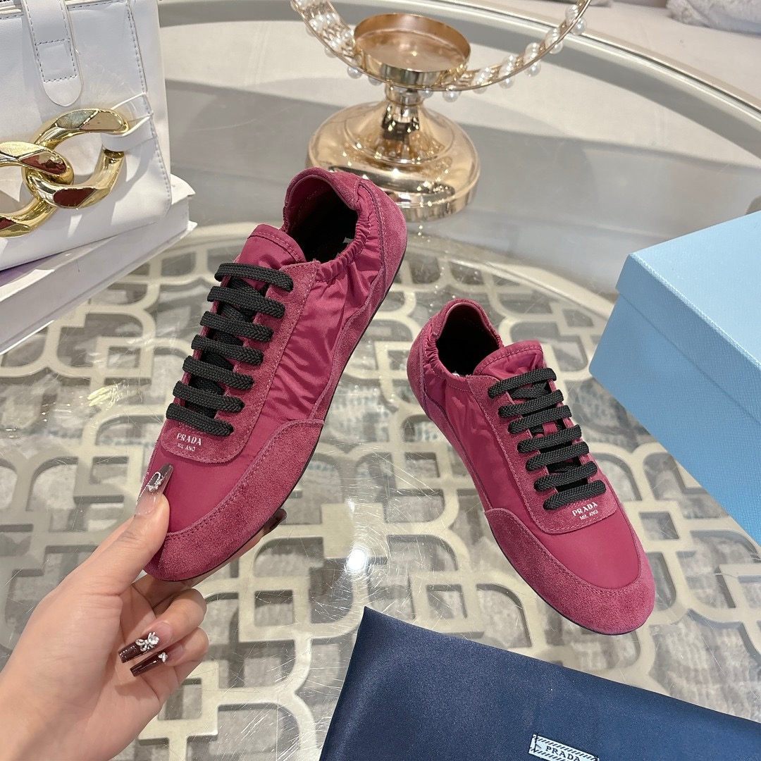实价:260☀️☀️普拉达PRADA，2025年早春新款，原版1比1开发。面料丝光牛反绒，牛皮垫脚，橡胶大底，女款码数35至40，男款码数38至45
