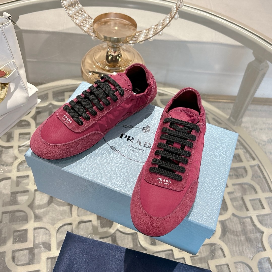 实价:260☀️☀️普拉达PRADA，2025年早春新款，原版1比1开发。面料丝光牛反绒，牛皮垫脚，橡胶大底，女款码数35至40，男款码数38至45