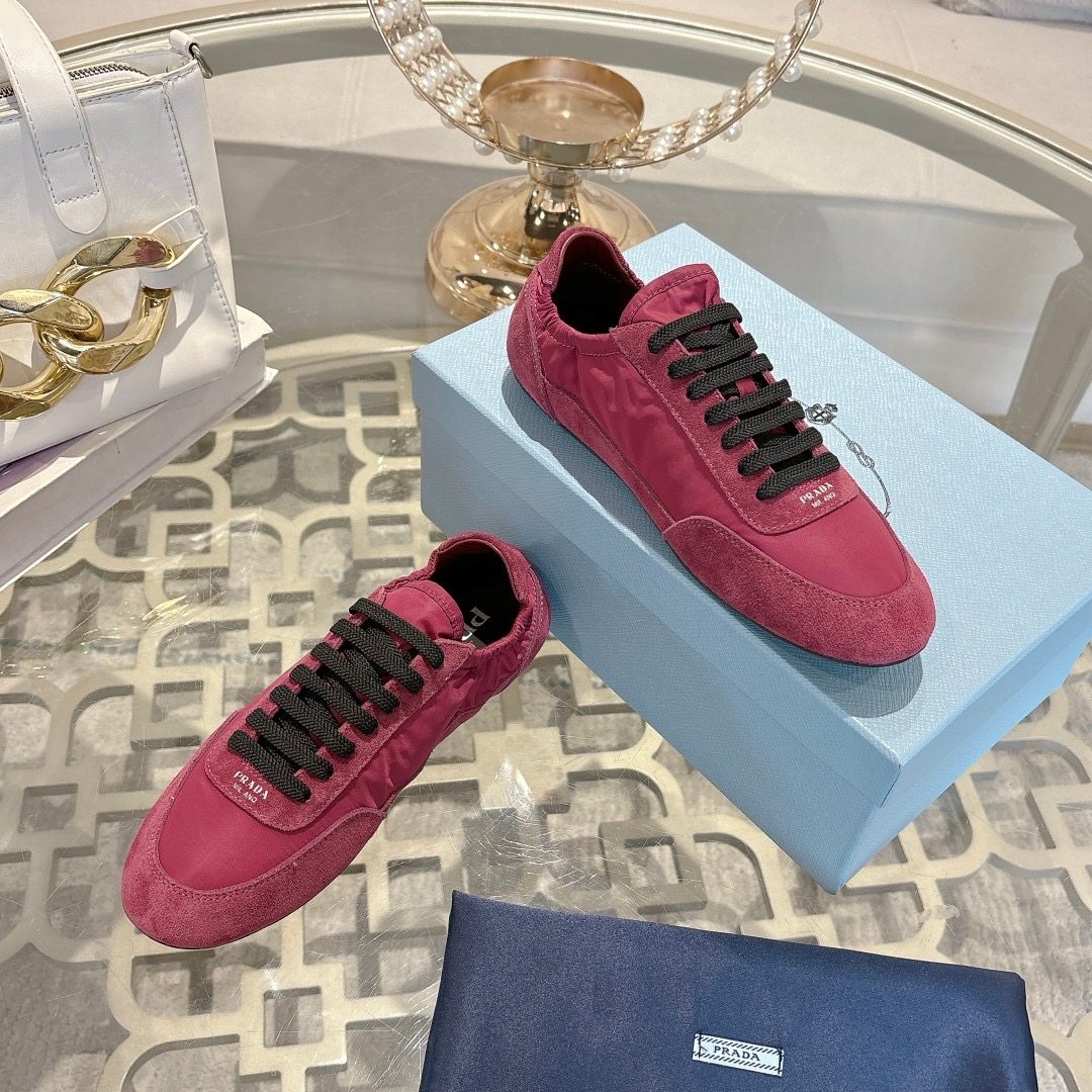 实价:260☀️☀️普拉达PRADA，2025年早春新款，原版1比1开发。面料丝光牛反绒，牛皮垫脚，橡胶大底，女款码数35至40，男款码数38至45