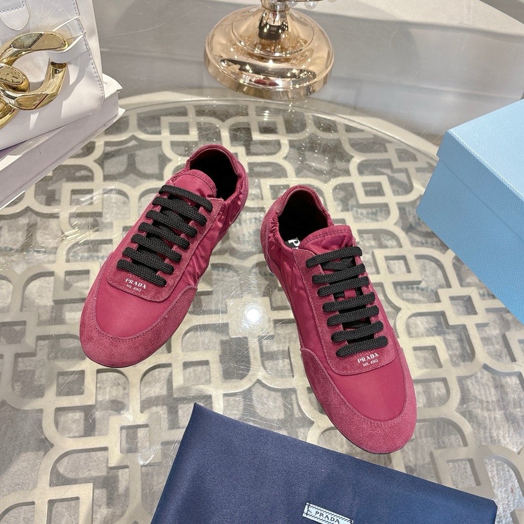 实价:260☀️☀️普拉达PRADA，2025年早春新款，原版1比1开发。面料丝光牛反绒，牛皮垫脚，橡胶大底，女款码数35至40，男款码数38至45