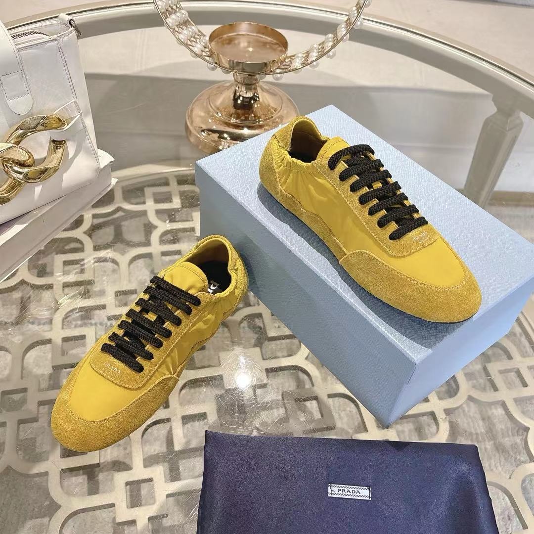 实价:260☀️☀️普拉达PRADA，2025年早春新款，原版1比1开发。面料丝光牛反绒，牛皮垫脚，橡胶大底，女款码数35至40，男款码数38至45