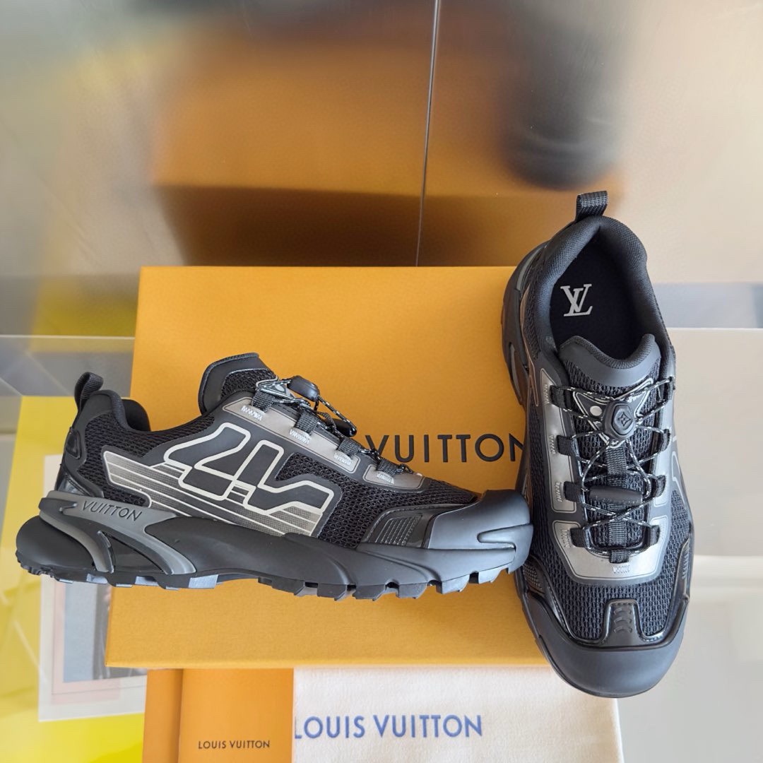 NO:271144,Real price: Top version of LV Louis Vuitton Ljia Lu Brand Runner Tatic series Thick sole Casual sports shoes Running shoes Original purchase and development Made this model LV Runner Tatic sports shoes combine technology materials such as mesh fabric and straps to interpret the inspiration of traditional hiking shoes. LV letters are written on one side, and the lassoon buckles are embellished with fast lace-up system Monogram Flowers and Louis Vuitton logos, light and wear-resistant rubber outsole perfect overall, delivery counter exquisite packaging Fabric: original imported custom technology fabric   mesh surface Inner original customized breathable mesh Sole original open mold anti-slip rubber combination material Sole thickness 4CM Size: men's model 39-45,,louis vuitton,louis vuitton,louis vuitton,louis vuitton,louis  vuitton,sneakers19860909实价:顶级版本LV路易威登 L家驴牌Runner Tatic系列 厚底 休闲 运动鞋 跑鞋 原版购入开发 做货 本款 LV Runner Tatic 运动鞋融合网格面料和饰带等科技材质,演绎传统登山鞋的灵感启发.LV 字母抒写于一侧,快速系带系统的套索扣点缀 Monogram 花卉和路易威登标识,轻盈耐磨的橡胶外底完善整体 配送专柜精美包装 面料:原版进口定制科技面料 网面 内里原版定制透气网里 鞋底原版开模防滑橡胶组合材质 底厚4CM Size:男款39-45,,louis vuitton,louis vuitton,louis vuitton,louis vuitton,sneakers,Men's shoes