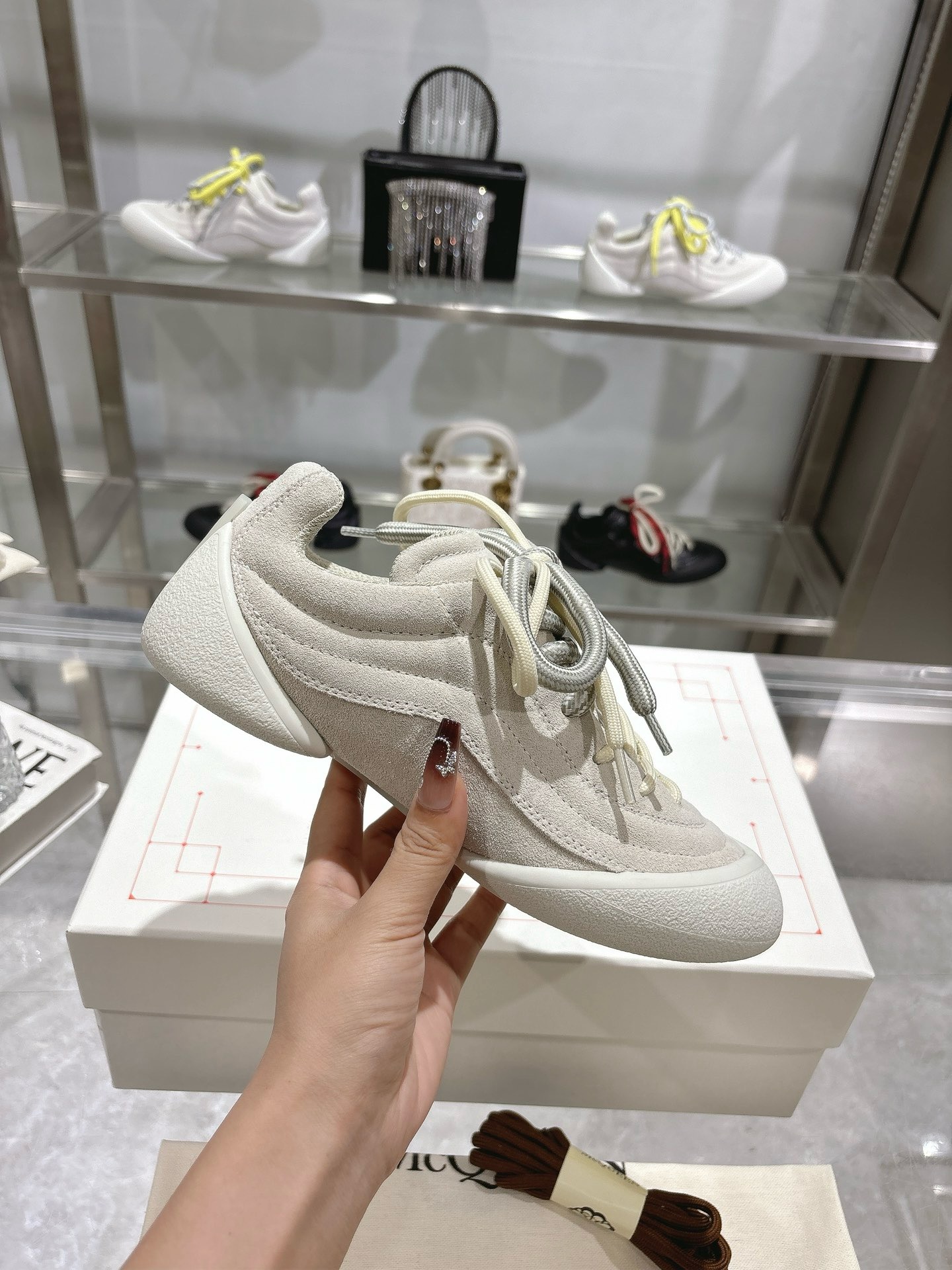 NO:271147,Real price: 2025 #/Alexander McQueen's latest Flexion series retro casual sneakers original purchase and development Made this Flexion Off white tone grained leather low-top sneakers, using different sizes of shoelaces, paired with light segmented soles inspired by anatomy. Heel embossed inverted skull pattern Fabric: Original custom imported top layer cowhide Inner: Custom imported breathable mesh Sole: Original open mold-proof TPU material Sole 2CM Size: #women's size 35-40 (40 custom-made non-return and exchange) #men's size 39-45 (45 custom-made non-return and exchange),,alexander mcqueen,off white,sneakers,cowhide19860909实价:2025 #/亚历山大·麦昆最新 Flexion系列 复古 休闲 运动鞋 原版购入开发 做货 这款Flexion Off white色调粒面皮革低帮运动鞋,采用不同尺寸的鞋带 搭配灵感源自解剖学的轻盈分段鞋底.鞋后跟压印反转骷髅图案 面料 : 原版定制进口头层牛皮 内里 : 定制进口透气网里 鞋底 : 原版开模防滑TPU材质 底厚 2CM Size : #女码35-40（40定制不退换） #男码39-45（45订做不退换),,alexander mcqueen,off white,sneakers,cowhide,Men's shoes