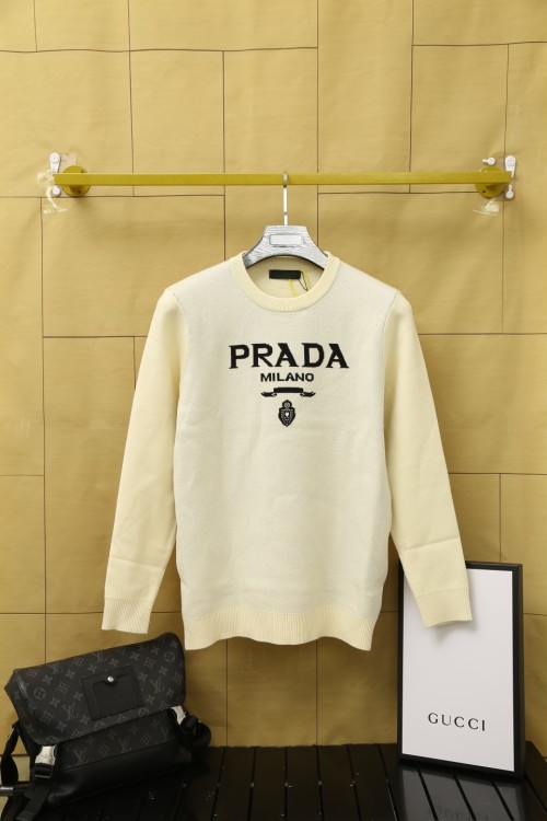 Prada Gebreide Trui met Ronde Hals en Groot Logo - Luxe en Comfort in Één 1 Prada Gebreide Trui met Ronde Hals en Groot Logo - Luxe en Comfort in Één