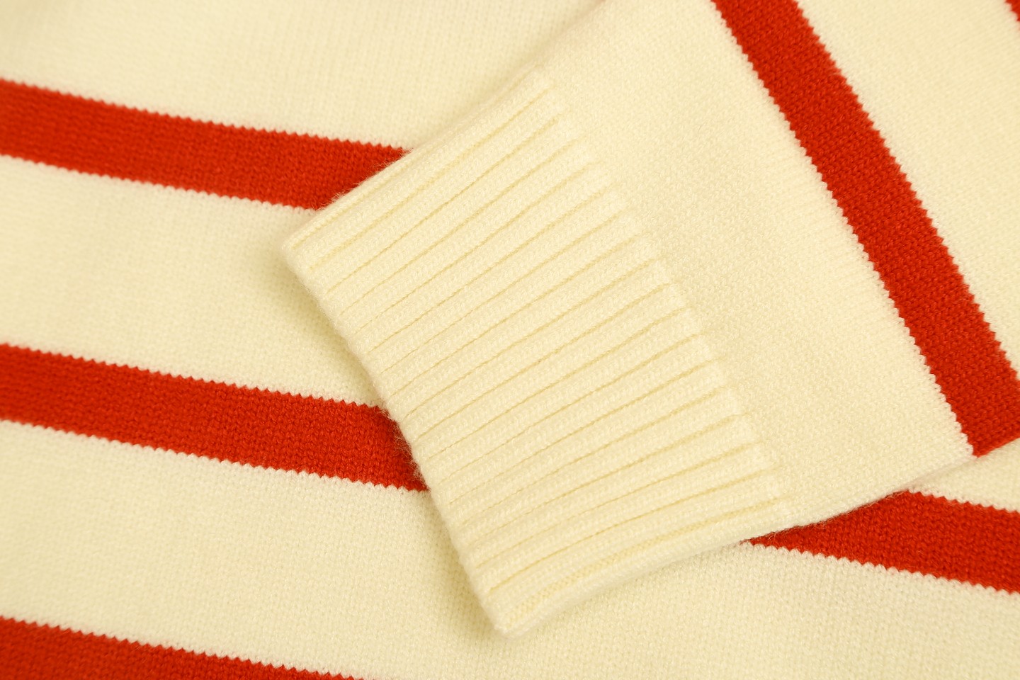 Gucci Striped Knit Sweater with Embroidered Logo - Soft, Comfortable Fit 9 a1726517113767 2051