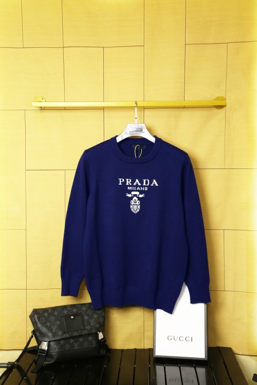 Prada Pull Ras du Cou en Laine Bleu Roi, Collection 2024, Confort et Élégance 1 Prada Pull Ras du Cou en Laine Bleu Roi, Collection 2024, Confort et Élégance