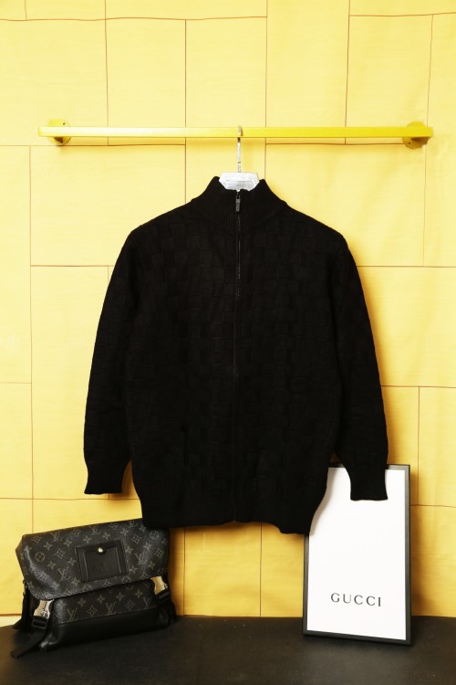 Louis Vuitton Heren Ruitjespatroon Cardigan met Rits - Tijdloze Elegantie 1 Louis Vuitton Heren Ruitjespatroon Cardigan met Rits - Tijdloze Elegantie