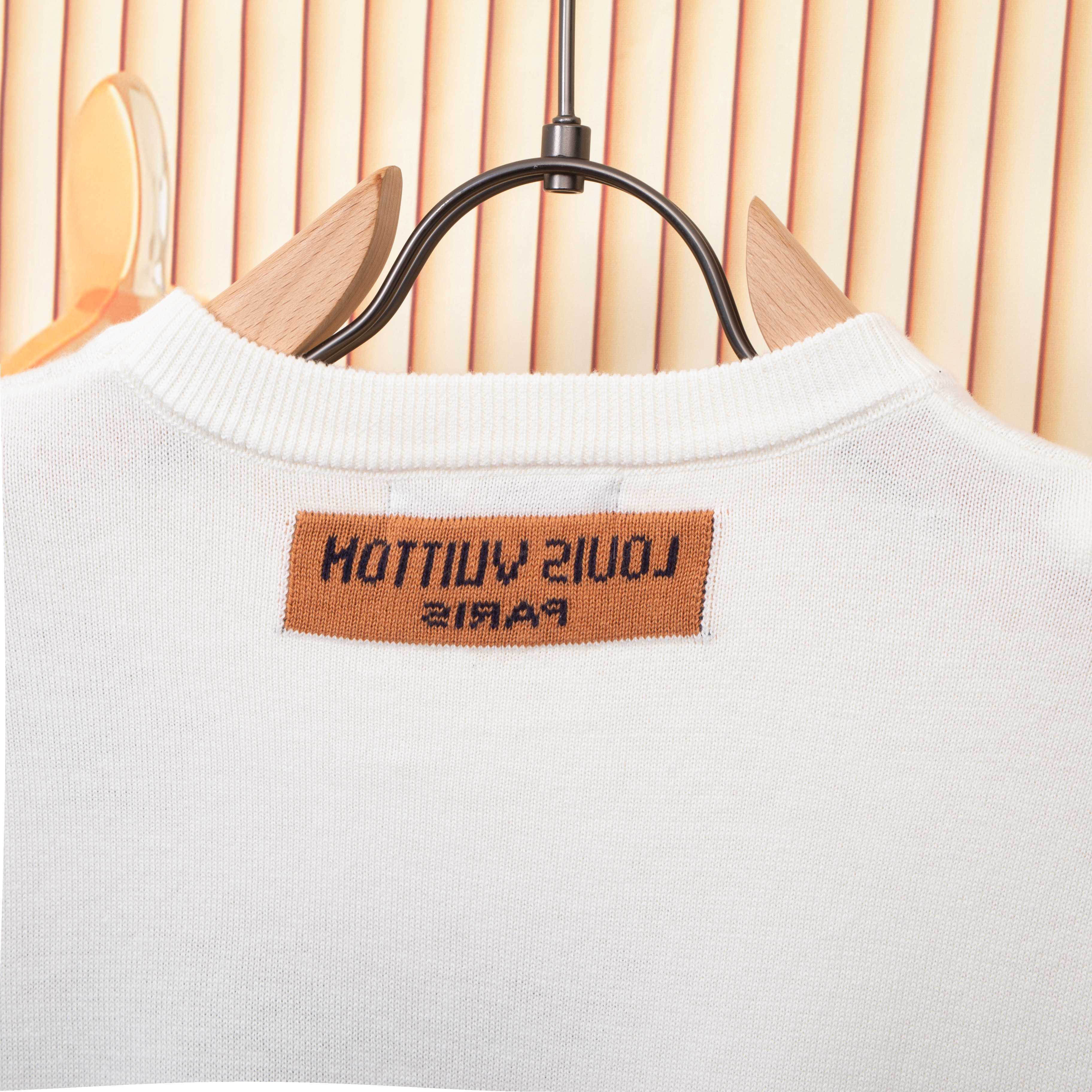 Louis Vuitton Camiseta de Manga Corta con Diseño de Avión de Papel 5 a1746677986780 8875