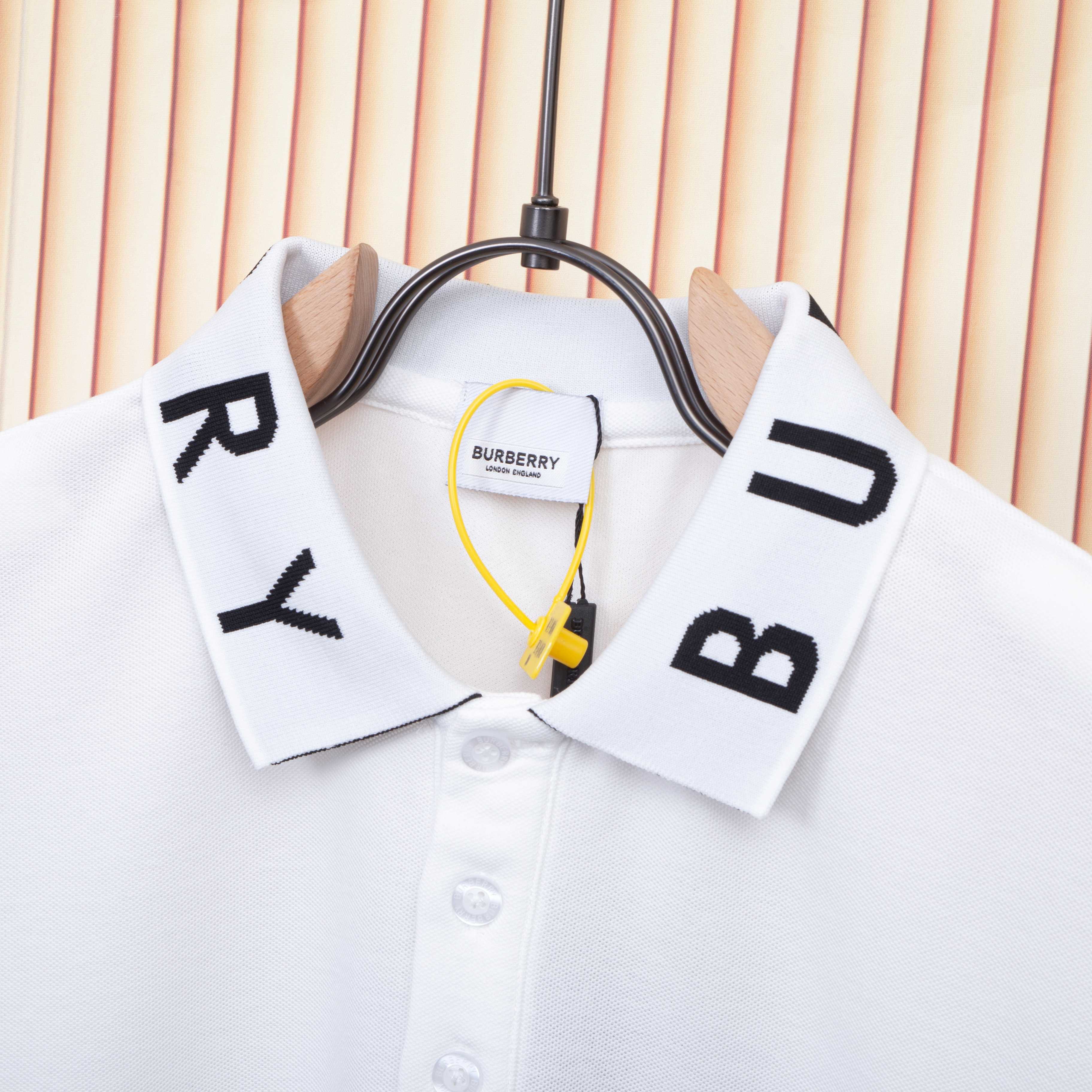 Polo Burberry con Logo en Cuello - Elegancia y Comodidad en Algodón Premium 4 a1747247264920 1540
