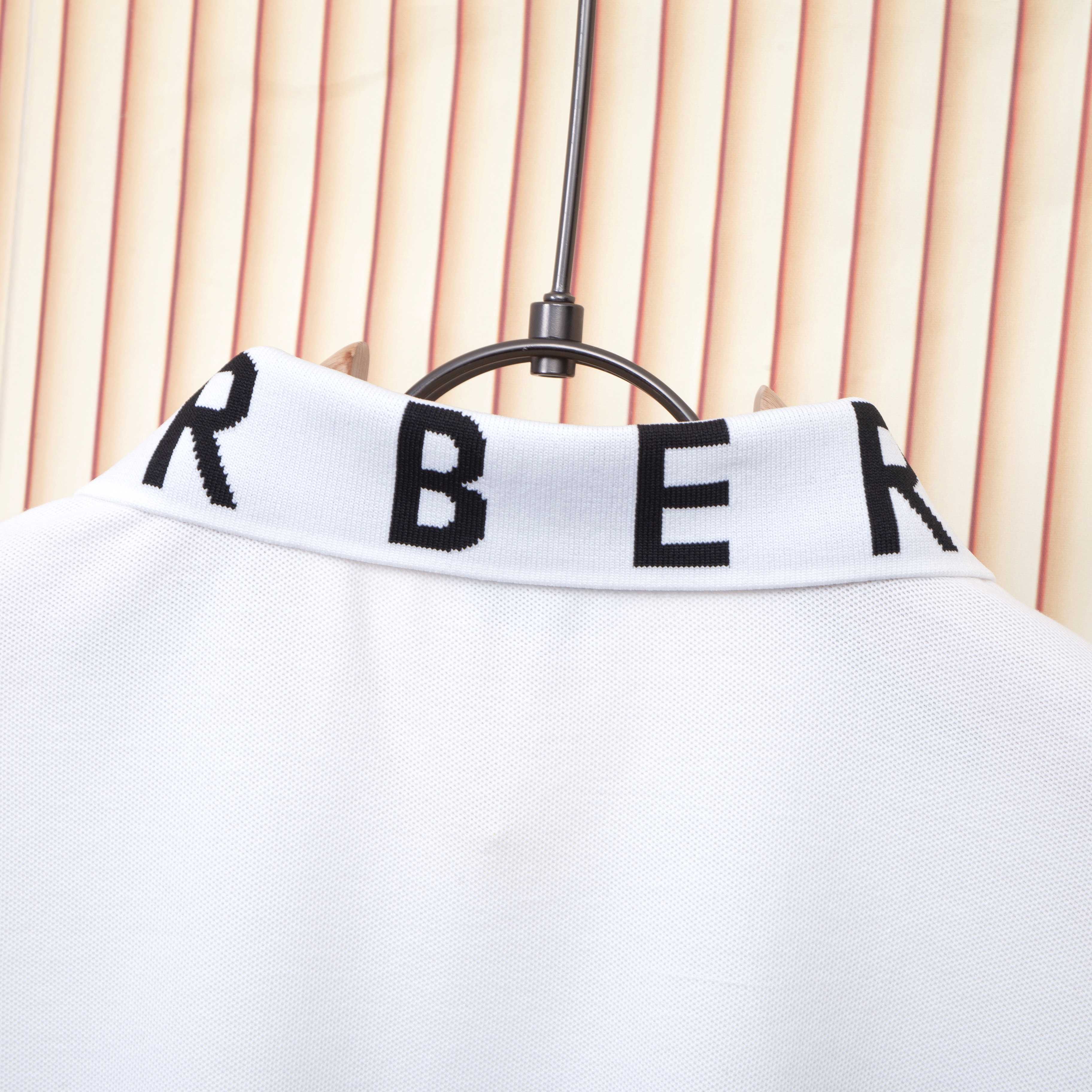 Polo Burberry con Logo en Cuello - Elegancia y Comodidad en Algodón Premium 5 a1747247265206 3322