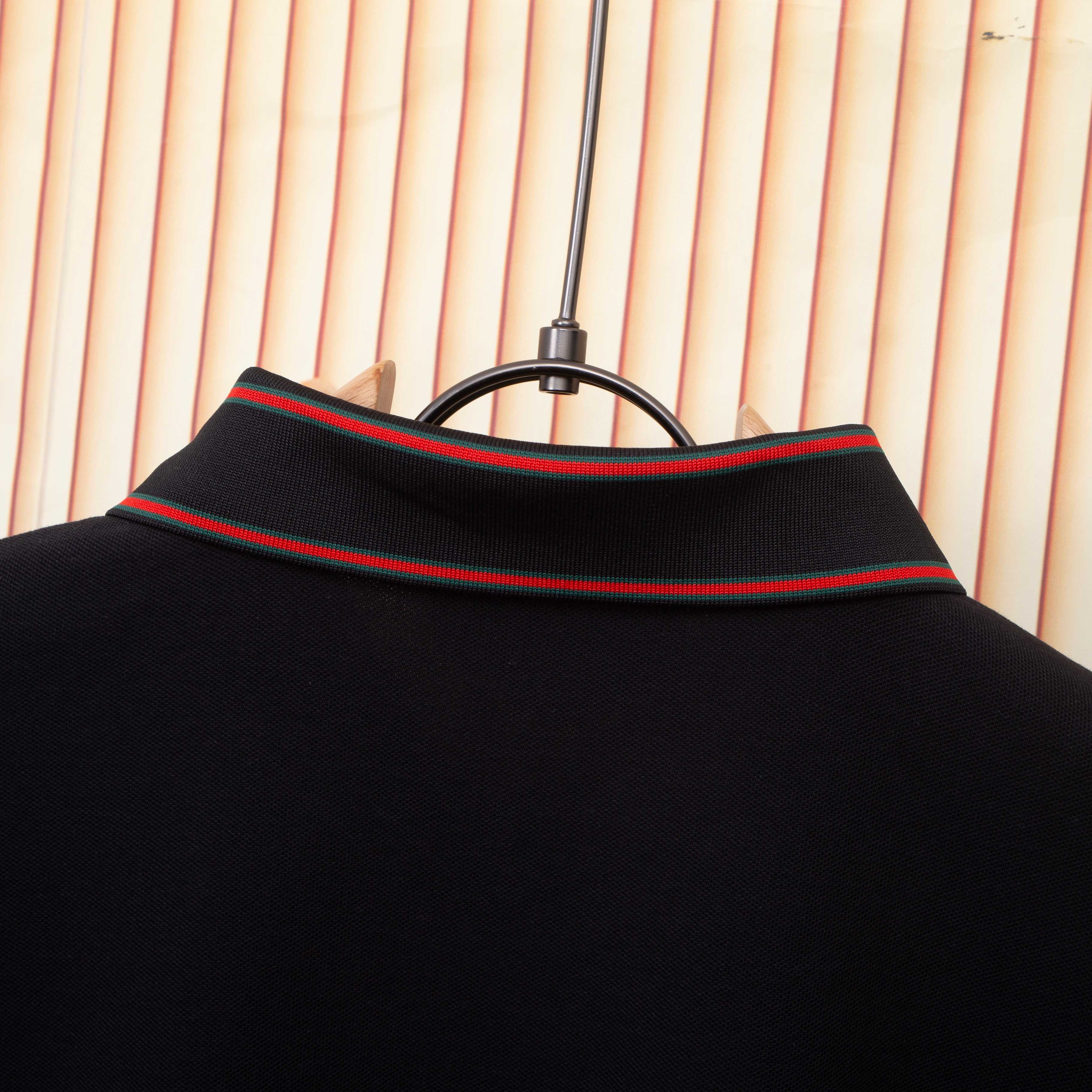 Gucci Polo Clásica con Logo Jacquard en Cuello - Elegancia y Confort 5 a1747251613311 1700