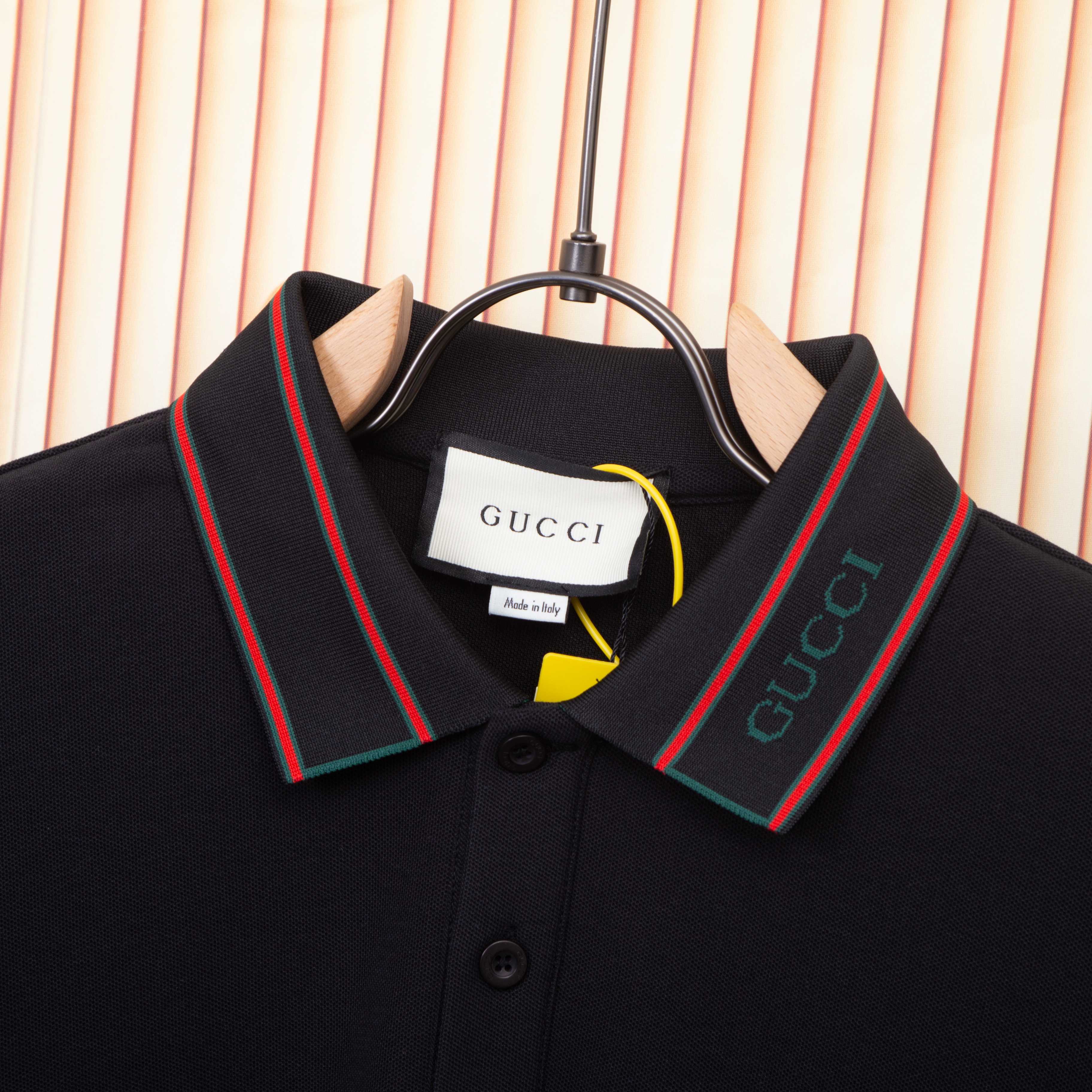 Gucci Polo Clásica con Logo Jacquard en Cuello - Elegancia y Confort 4 a1747251613584 4205