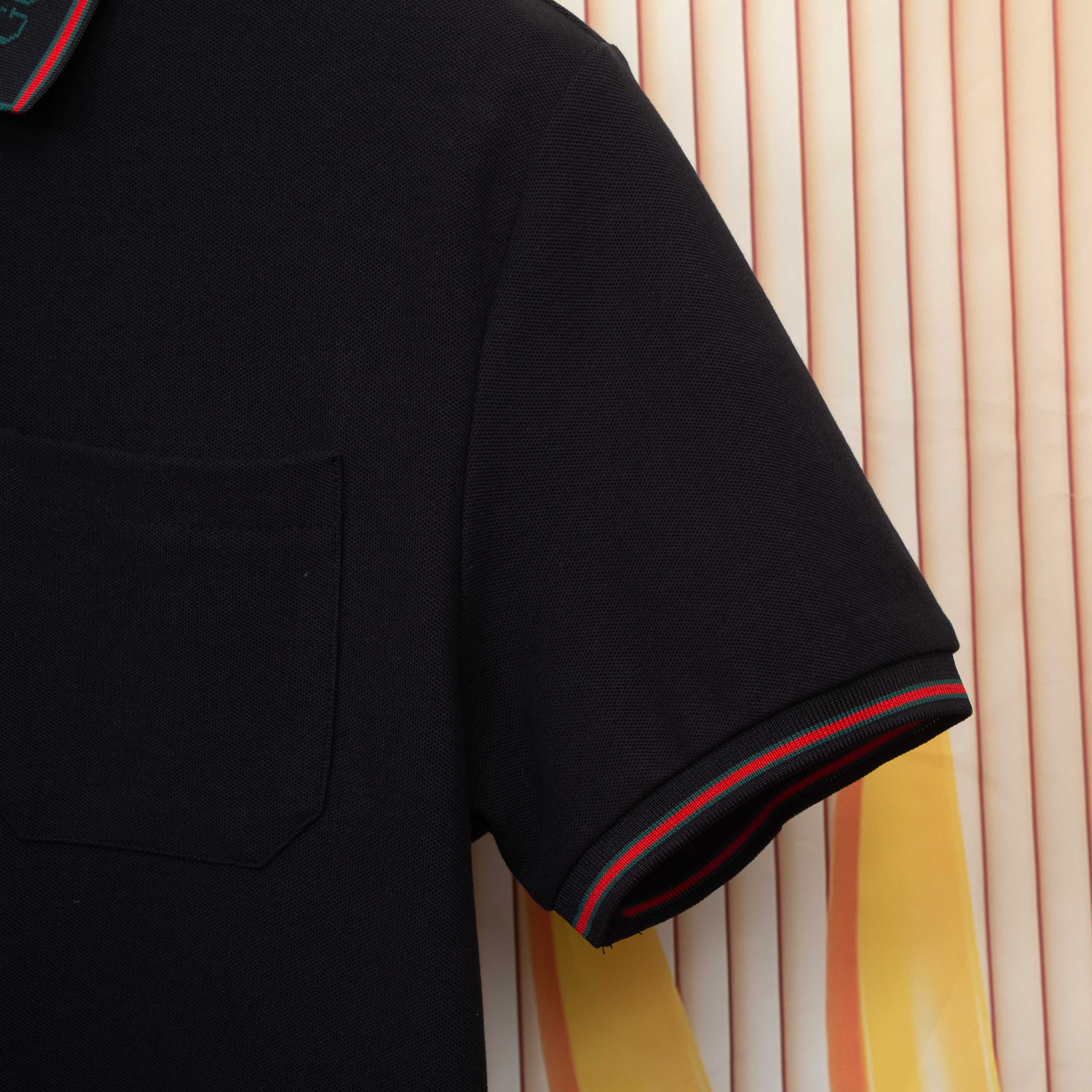 Gucci Polo Clásica con Logo Jacquard en Cuello - Elegancia y Confort 9 a1747251616446 1570