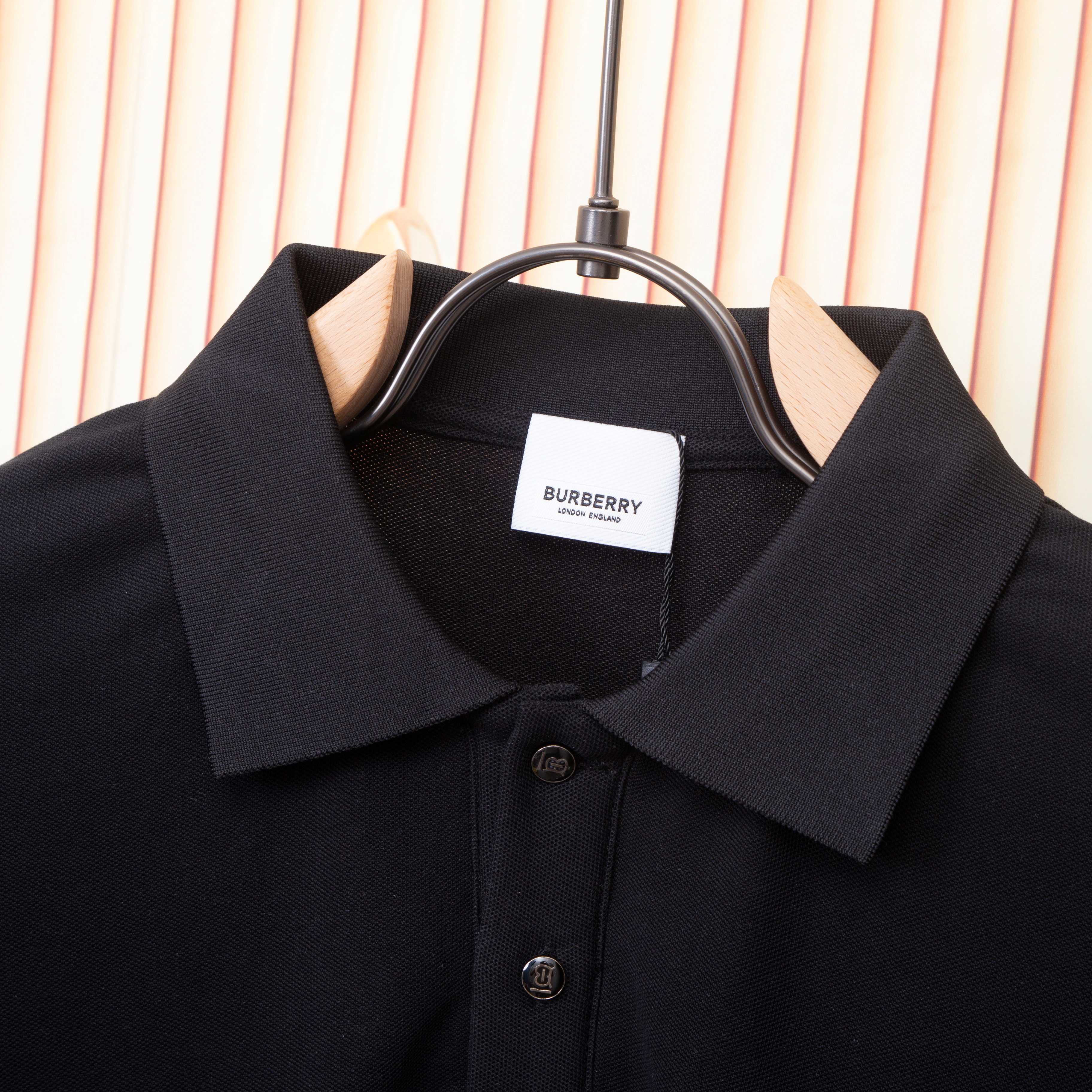 Burberry Polo con Bordado de Logotipo Ecuestre para Hombre - Elegancia Casual 3 a1747255982793 4375