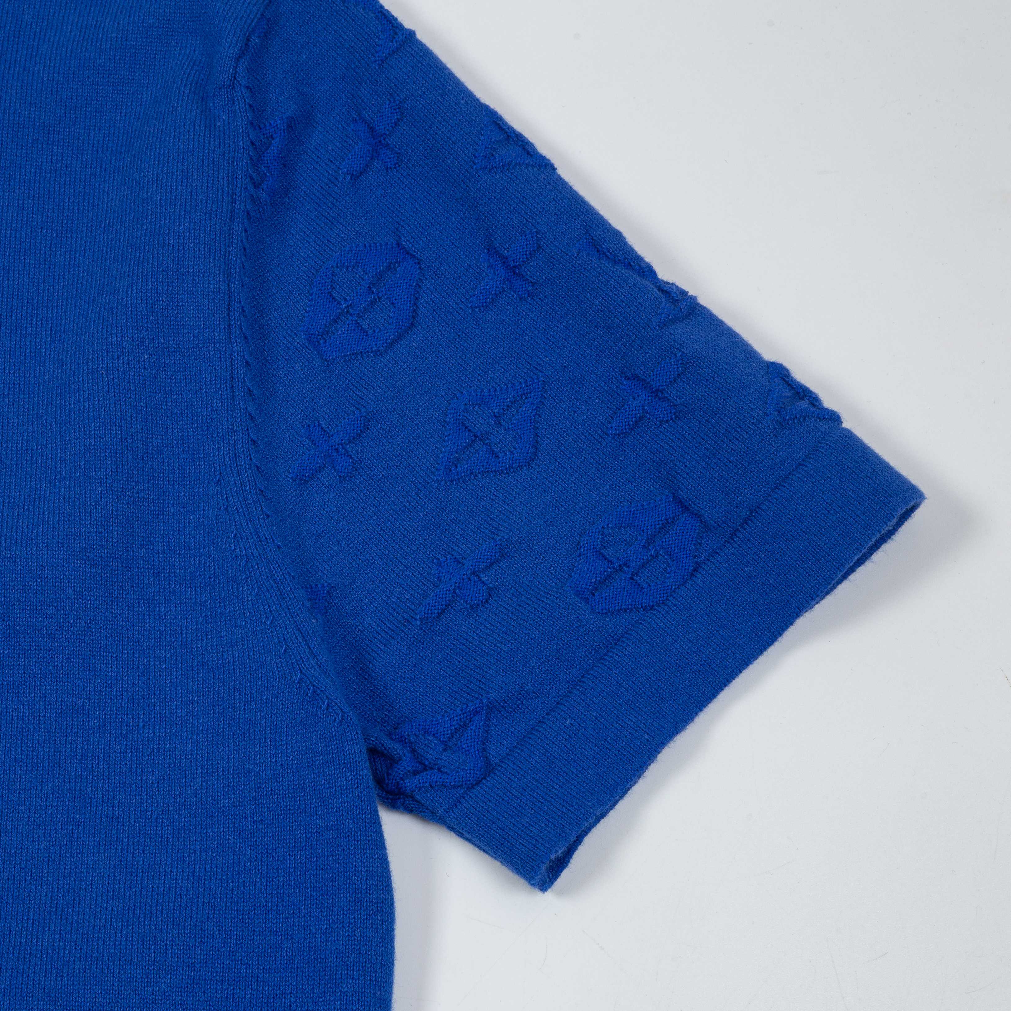 Louis Vuitton Camiseta de Manga Corta con Logotipo en Relieve Azul Eléctrico 7 a1747775620579 8365