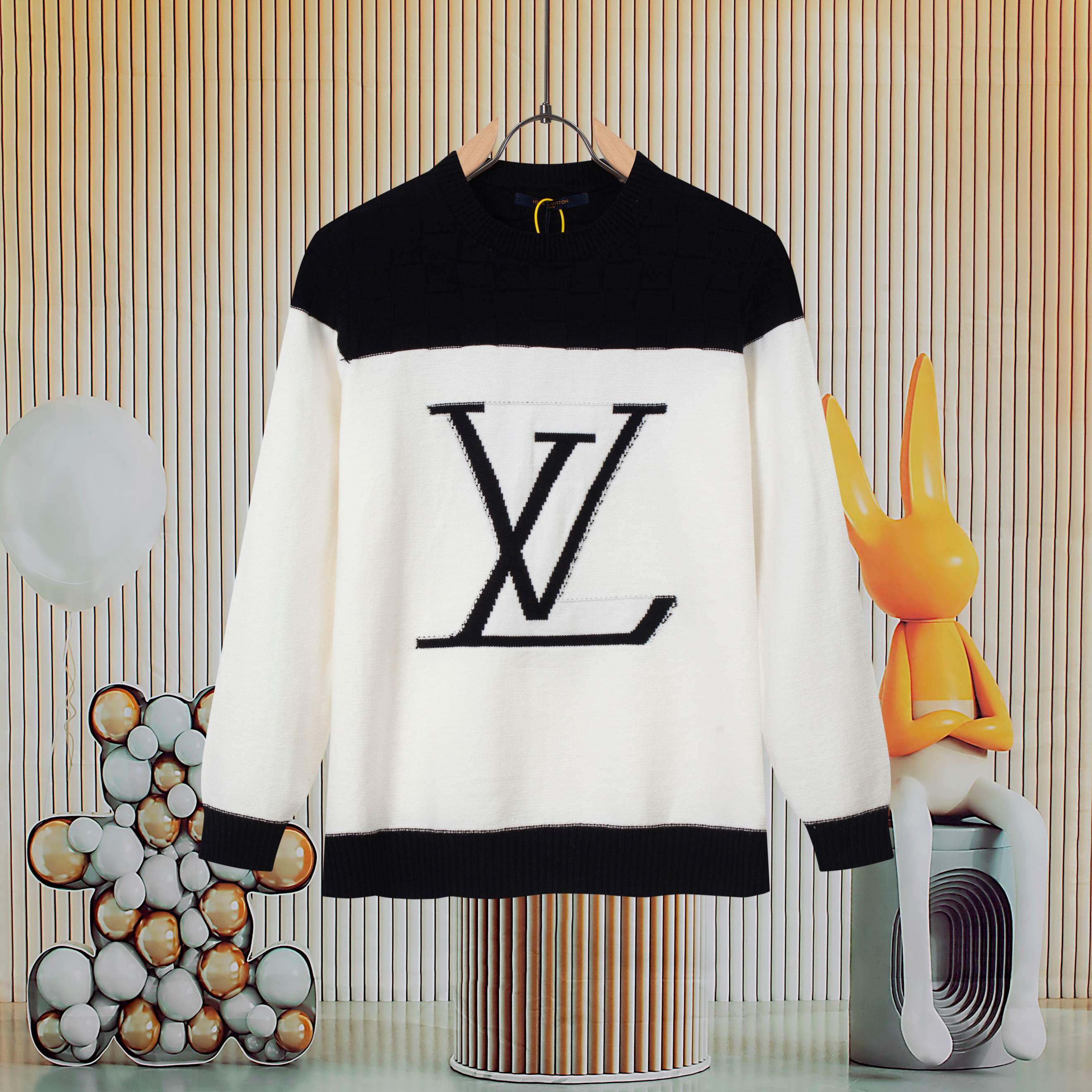 LV大Logo圆领毛衣 LOUISVUITTON 官网一致款式 面料:仿羊绒精品针织面料 工艺:进口机器胸口编制字母大标工艺 上半身以格子相并 配套:三标齐全 纸板 油纸 码贴包装 做前均经过高温预缩工艺 不会缩水变形 进口机器专业对版制作 Colour:黑白色 款号: V8822