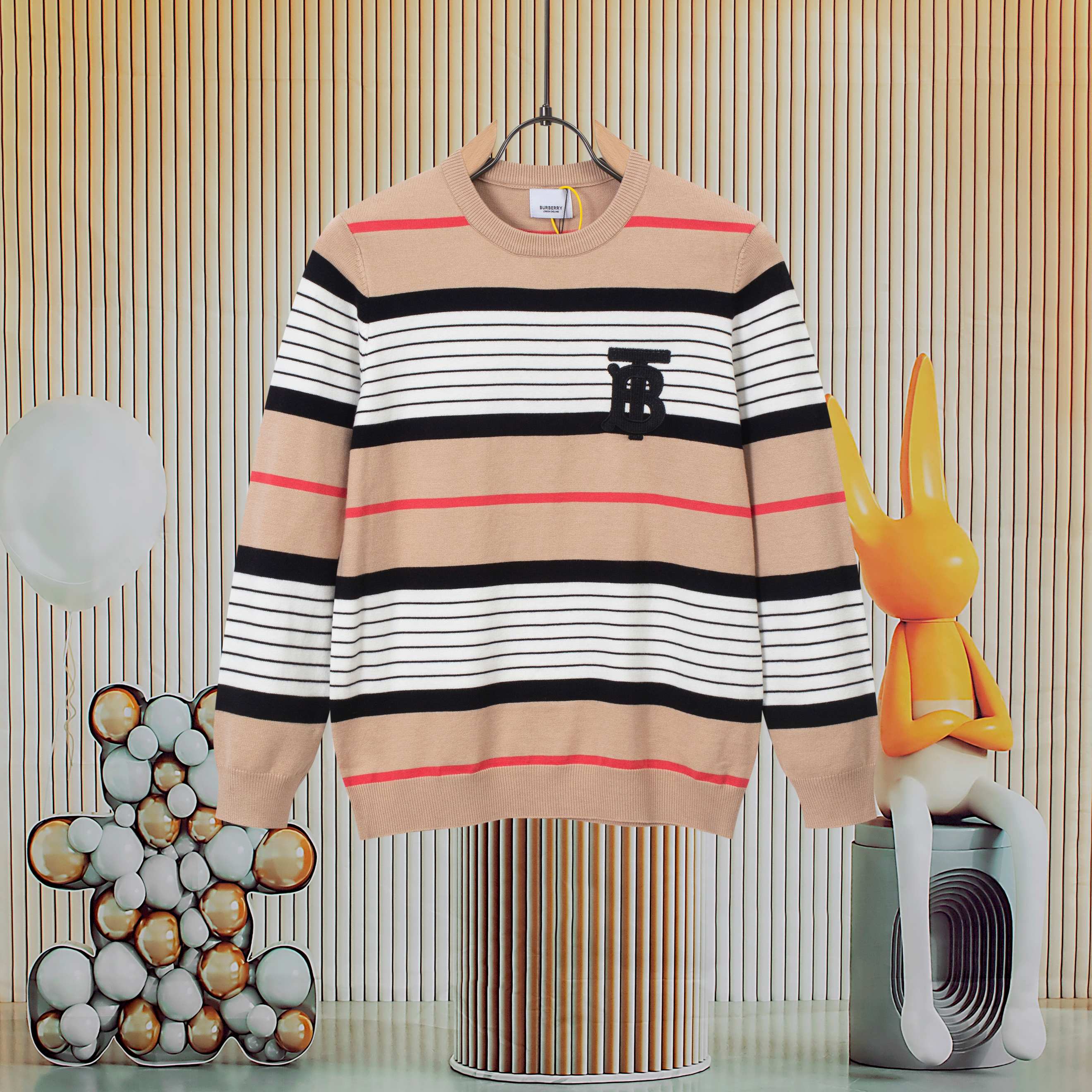 P185


秋冬季新品巴宝莉BURBERRY 采用高端毛料针织毛衣，格条撞色清晰可见，前胸Logo精美刺绣， 透气 舒适 亲肤方面都达到非常高的标准  是品牌永恒不变的定律 男女同款秋冬必备 非常简洁大方 不挑人😜 真的特别棒👍 随便搭什么都时尚感倍佳 做工细节方面与官网1:1 同步 绝对不起球 不扎身 摸起来手感超级舒服 版型特别舒适 颜值超级高 颜色搭配美极了 做工超细致 强烈推荐💗可对比市场的品质 不怕货比三家💕欢迎各位老板砸单！！！
款号:B8353
码数（ size ）：S   M    L   xL