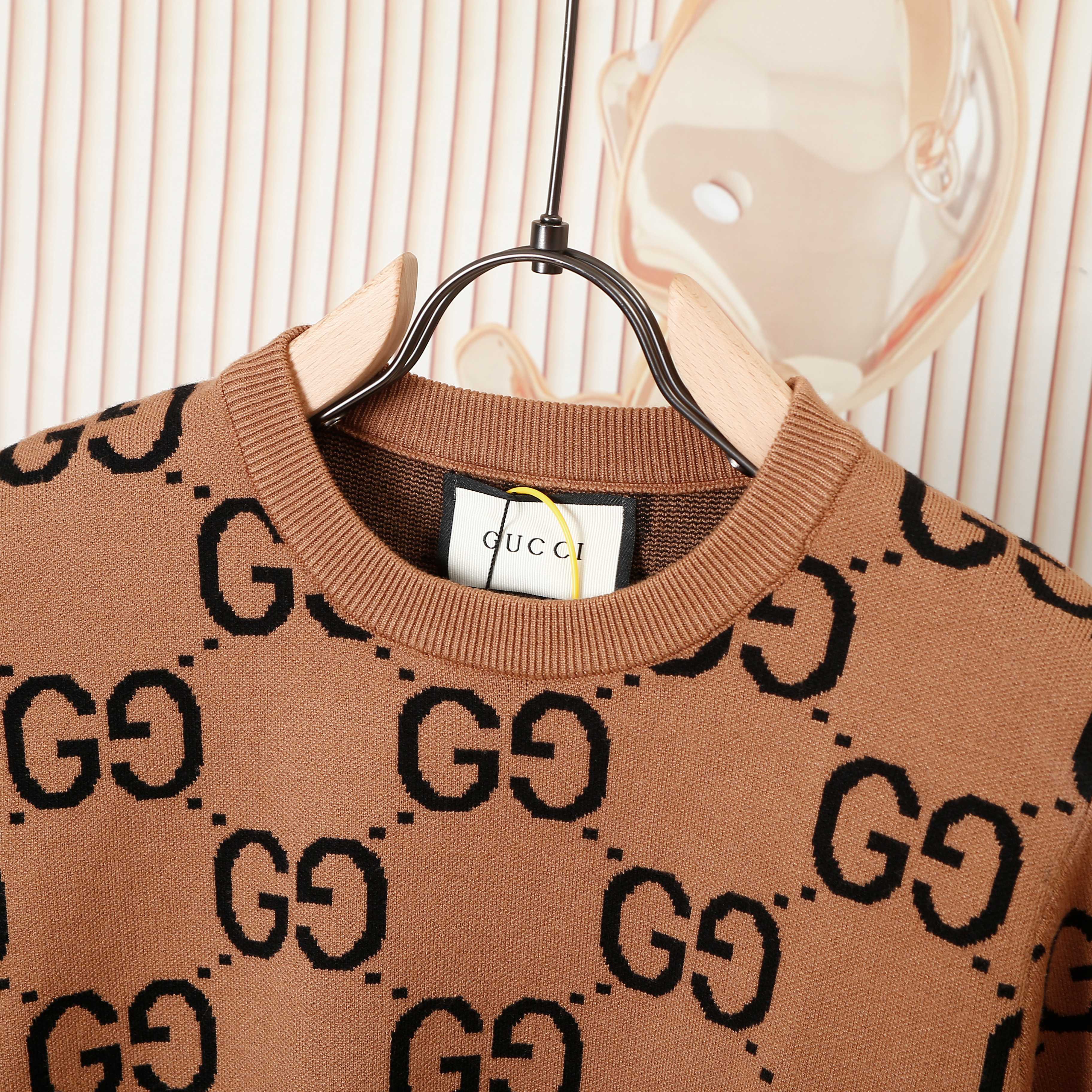 p120💰 爆款GUCCI 古驰满印LOGO连接毛衣 细节做工顶级版本 包芯纱毛料触感非常舒服 软糯丝滑 手感超好😜 版型特别舒适 颜值超级高 颜色搭配美极了 做工超细致 强烈推荐💗可对比市场品质不怕货比三家💕男女同款

款号：8316
码数：S  m   L  XL