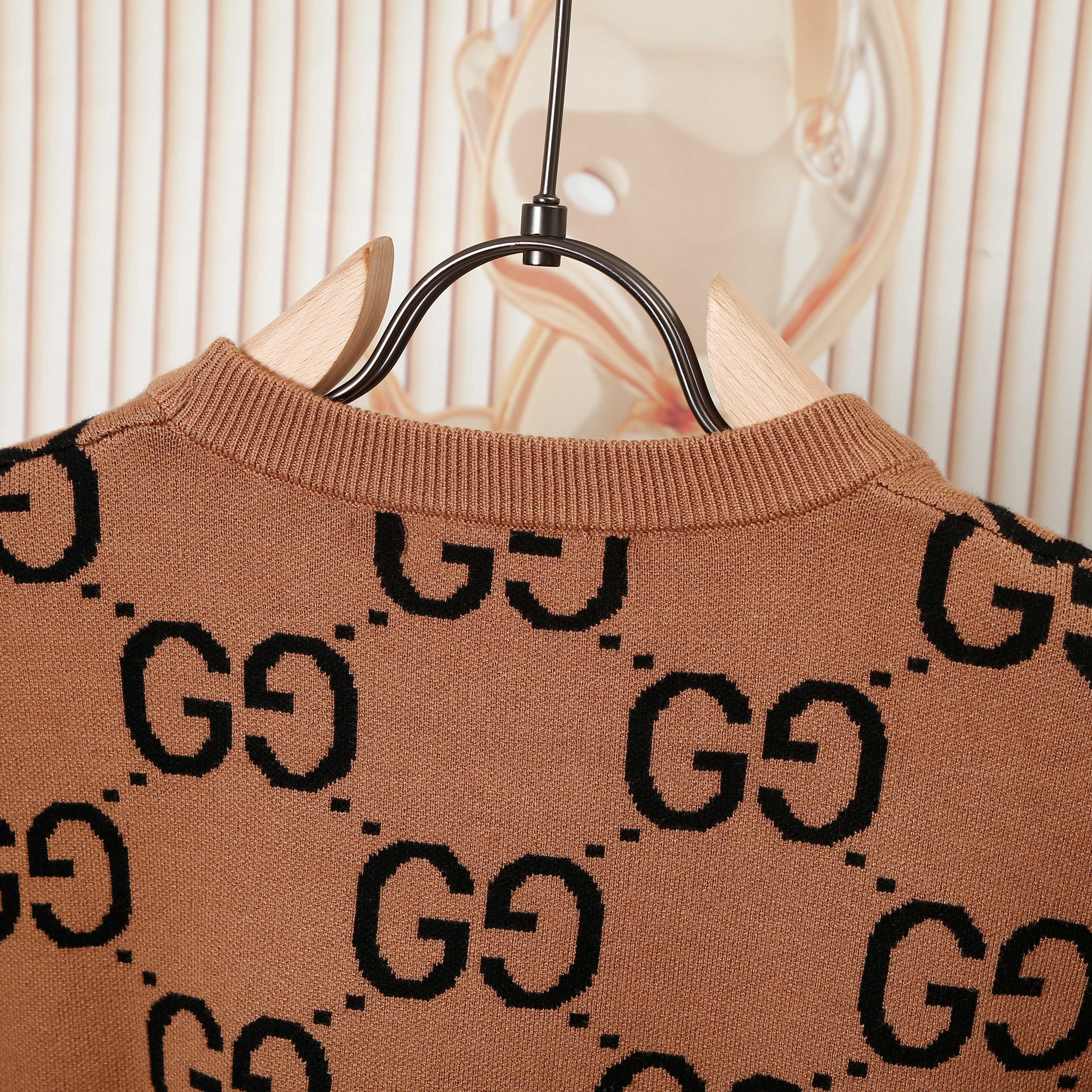 p120💰 爆款GUCCI 古驰满印LOGO连接毛衣 细节做工顶级版本 包芯纱毛料触感非常舒服 软糯丝滑 手感超好😜 版型特别舒适 颜值超级高 颜色搭配美极了 做工超细致 强烈推荐💗可对比市场品质不怕货比三家💕男女同款

款号：8316
码数：S  m   L  XL