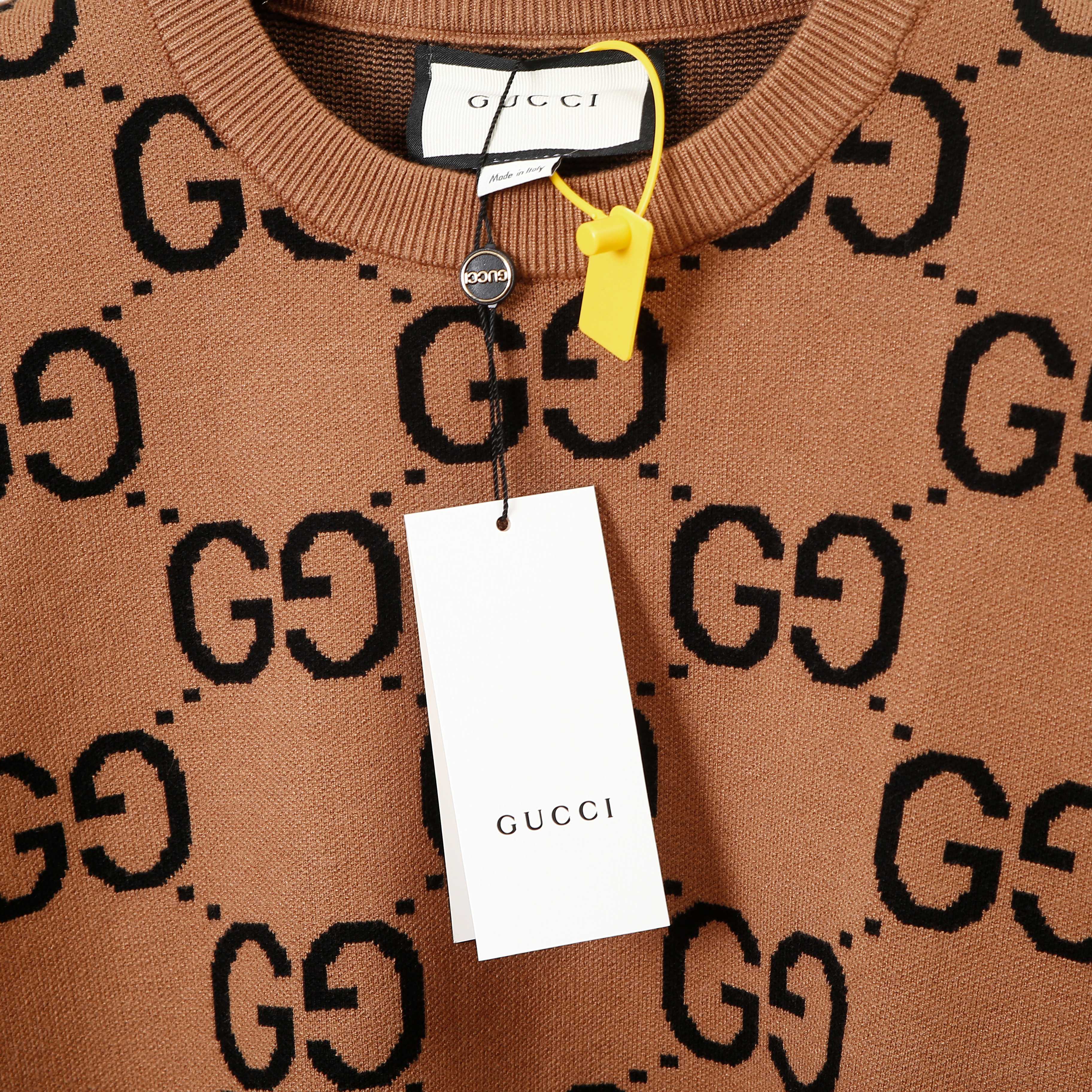 p120💰 爆款GUCCI 古驰满印LOGO连接毛衣 细节做工顶级版本 包芯纱毛料触感非常舒服 软糯丝滑 手感超好😜 版型特别舒适 颜值超级高 颜色搭配美极了 做工超细致 强烈推荐💗可对比市场品质不怕货比三家💕男女同款

款号：8316
码数：S  m   L  XL