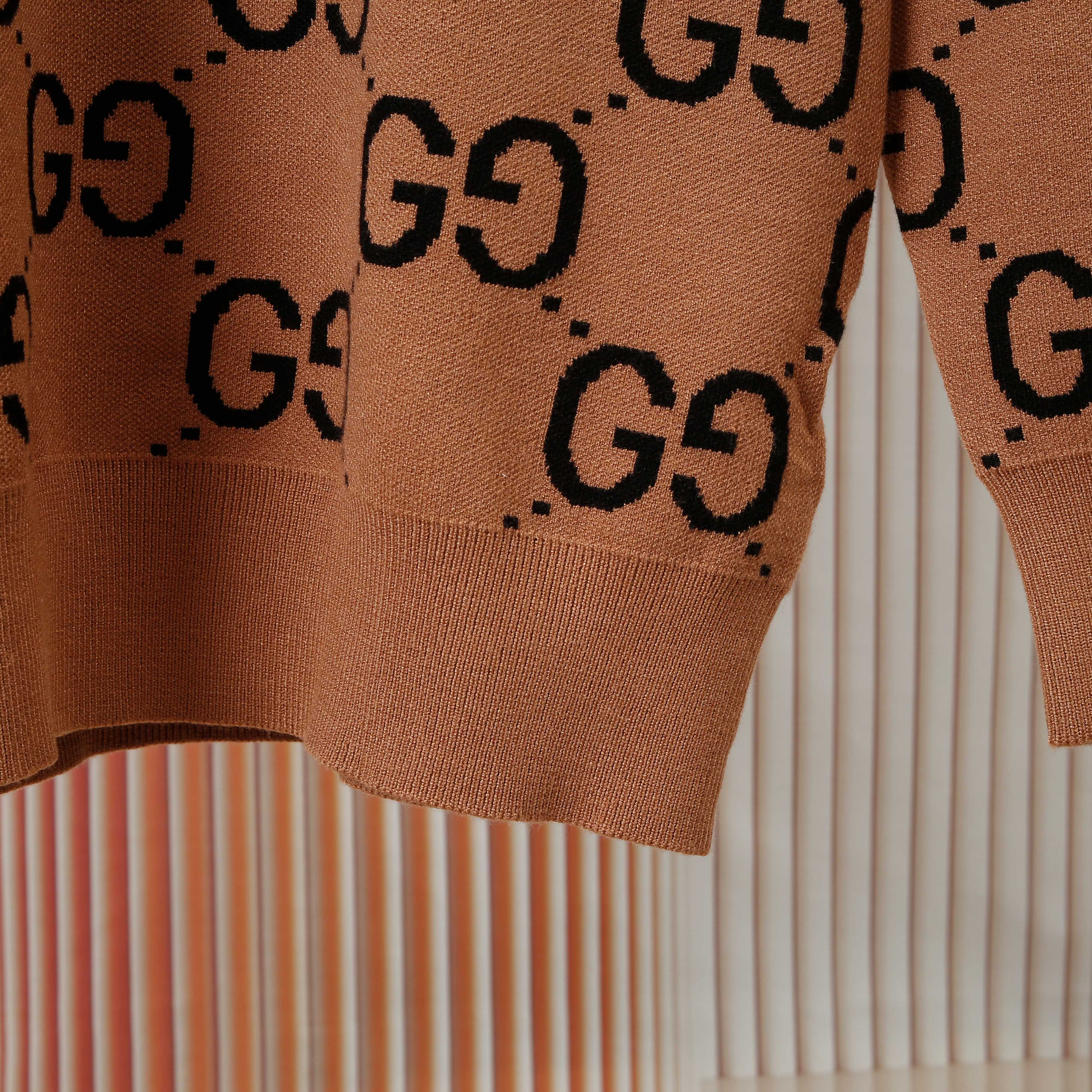 p120💰 爆款GUCCI 古驰满印LOGO连接毛衣 细节做工顶级版本 包芯纱毛料触感非常舒服 软糯丝滑 手感超好😜 版型特别舒适 颜值超级高 颜色搭配美极了 做工超细致 强烈推荐💗可对比市场品质不怕货比三家💕男女同款

款号：8316
码数：S  m   L  XL