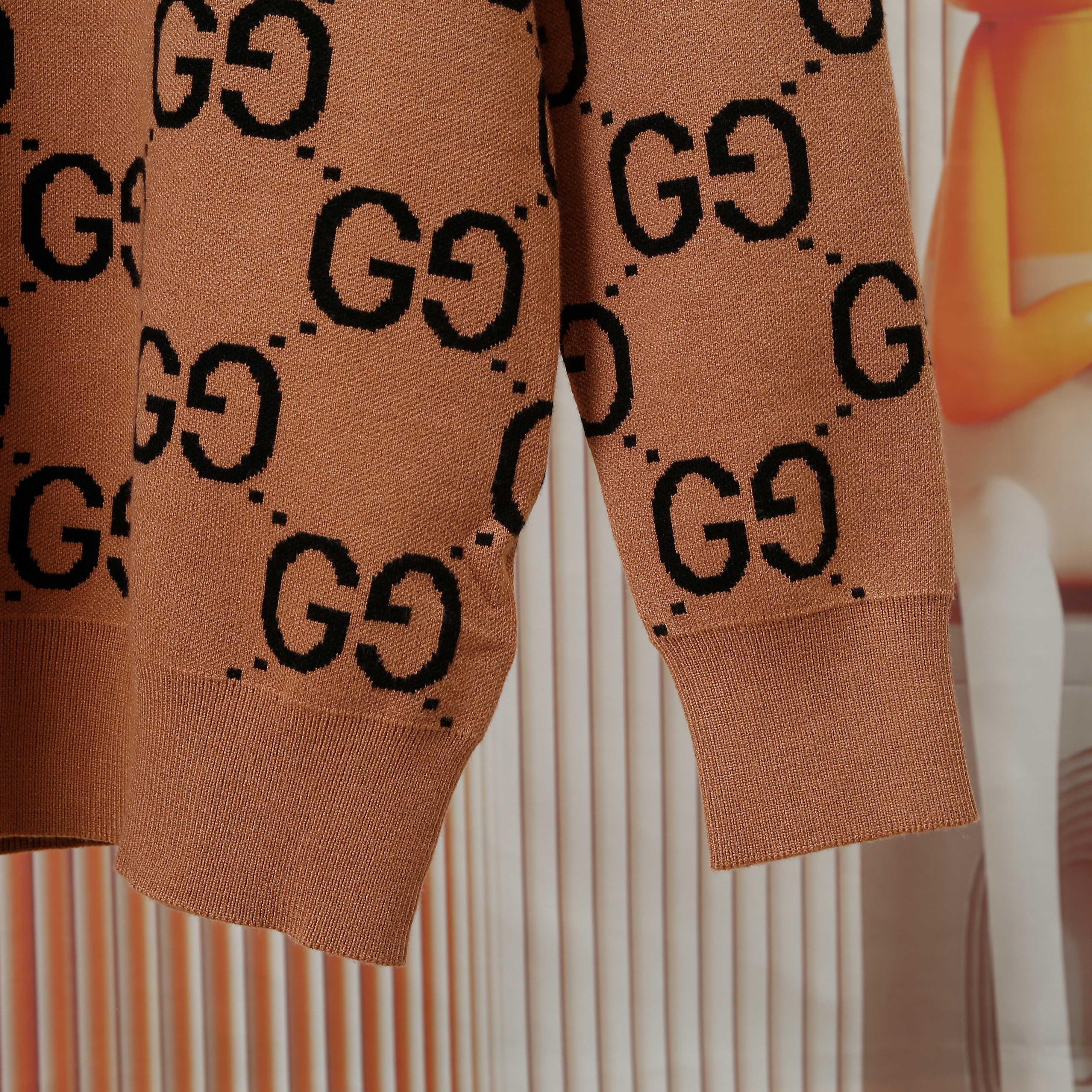 p120💰 爆款GUCCI 古驰满印LOGO连接毛衣 细节做工顶级版本 包芯纱毛料触感非常舒服 软糯丝滑 手感超好😜 版型特别舒适 颜值超级高 颜色搭配美极了 做工超细致 强烈推荐💗可对比市场品质不怕货比三家💕男女同款

款号：8316
码数：S  m   L  XL