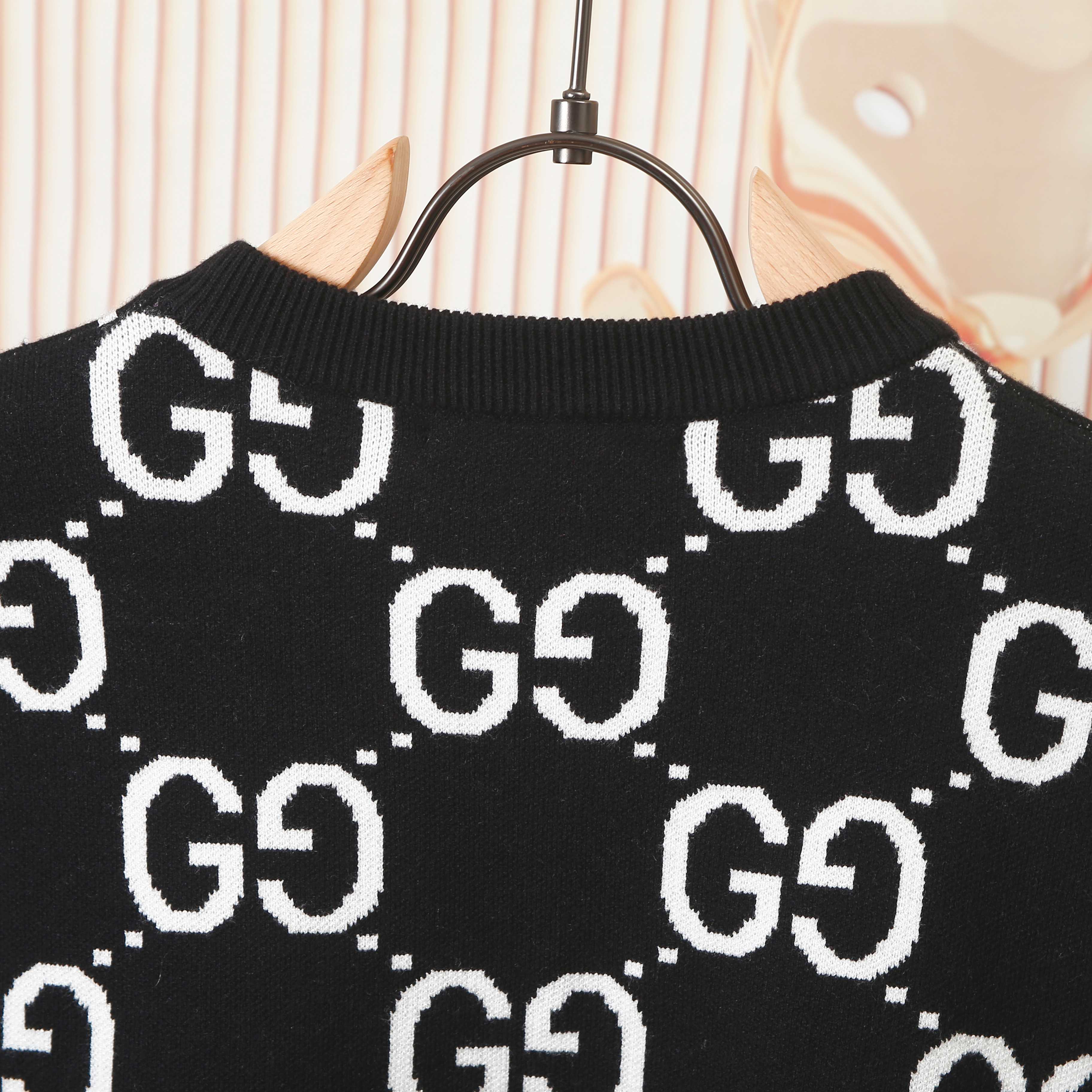 p120💰 爆款GUCCI 古驰满印LOGO连接毛衣 细节做工顶级版本 包芯纱毛料触感非常舒服 软糯丝滑 手感超好😜 版型特别舒适 颜值超级高 颜色搭配美极了 做工超细致 强烈推荐💗可对比市场品质不怕货比三家💕男女同款

款号：8316
码数：S  m   L  XL