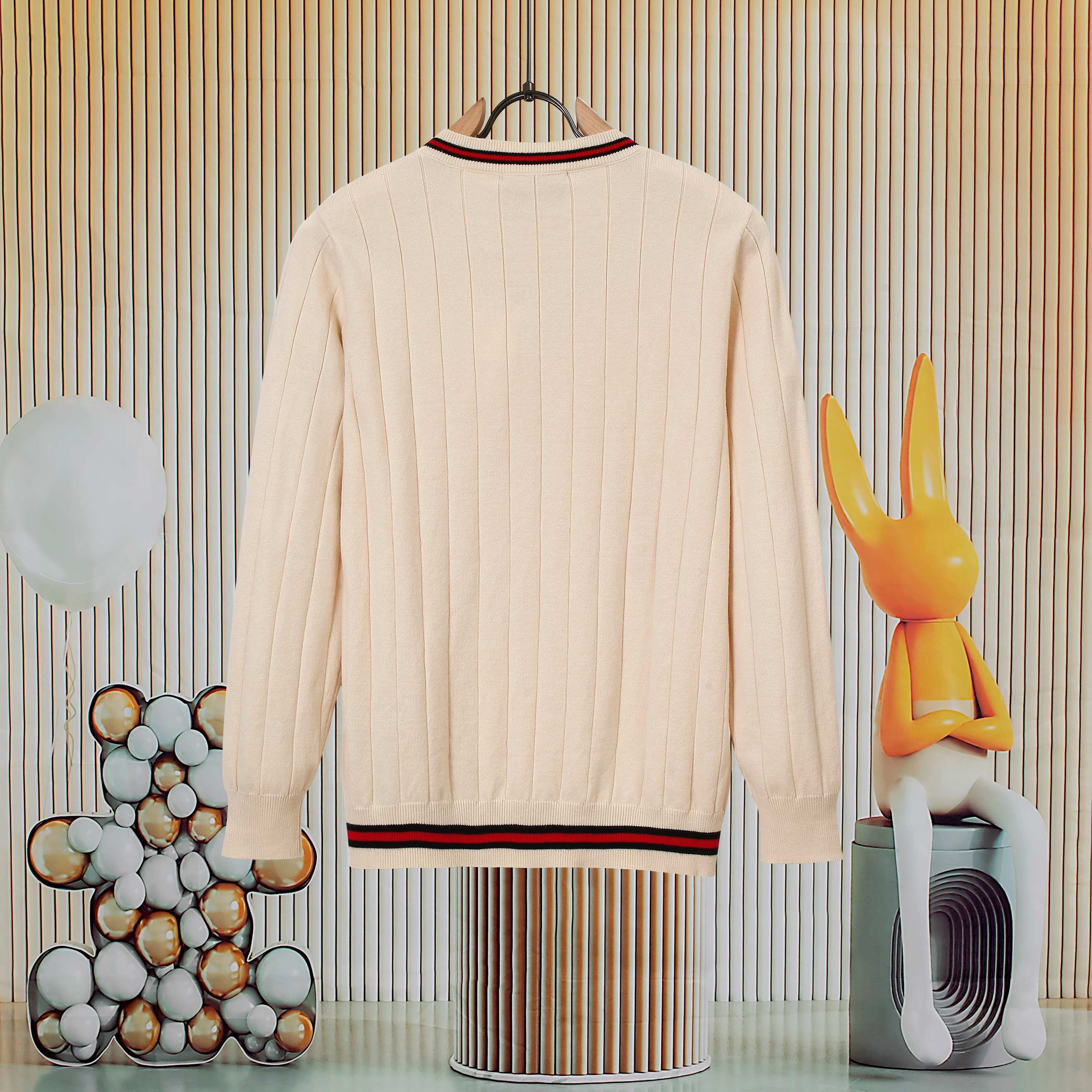 p120💰爆款GUCCI古驰罗纹渐色V领毛织，前幅下摆Logo采用刺绣工艺，细节做工顶级版本 包芯纱毛料触感非常舒服 软糯丝滑 手感超好，版型特别舒适 颜值超级高 颜色搭配美极了 做工超细致 强烈推荐💗可对比市场品质   男女同款

颜色:   黑色  米白色
款号：G8318
码数：S  m   L  XL