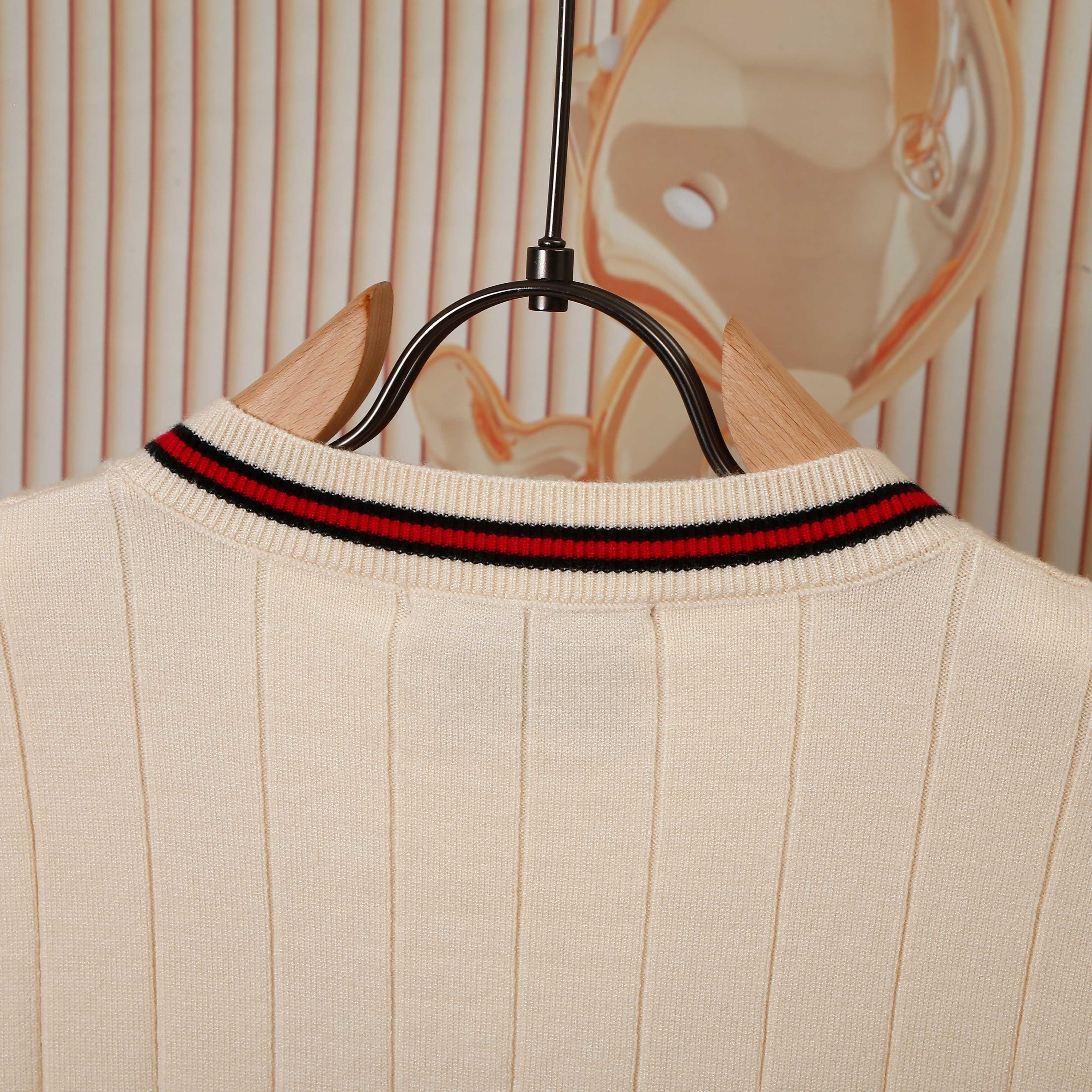 p120💰爆款GUCCI古驰罗纹渐色V领毛织，前幅下摆Logo采用刺绣工艺，细节做工顶级版本 包芯纱毛料触感非常舒服 软糯丝滑 手感超好，版型特别舒适 颜值超级高 颜色搭配美极了 做工超细致 强烈推荐💗可对比市场品质   男女同款

颜色:   黑色  米白色
款号：G8318
码数：S  m   L  XL