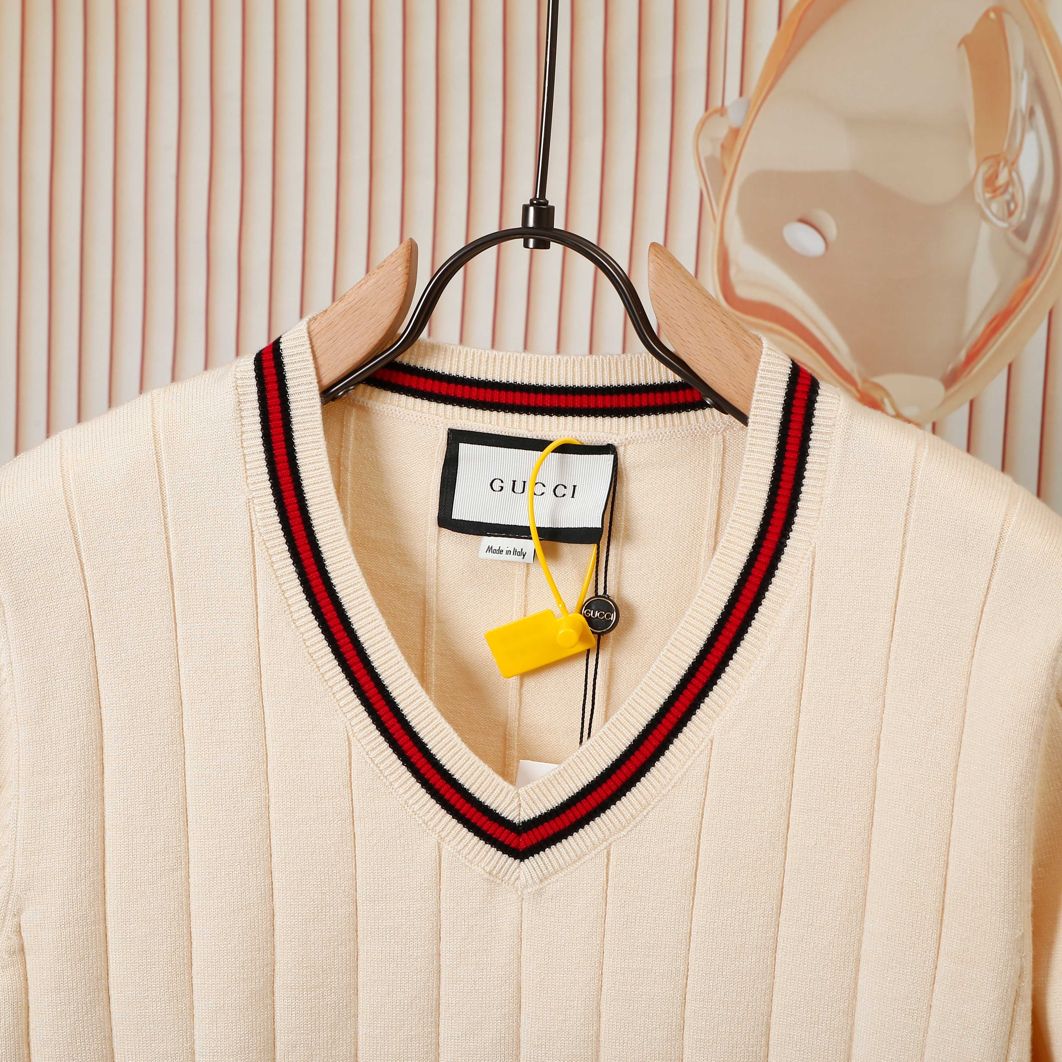 p120💰爆款GUCCI古驰罗纹渐色V领毛织，前幅下摆Logo采用刺绣工艺，细节做工顶级版本 包芯纱毛料触感非常舒服 软糯丝滑 手感超好，版型特别舒适 颜值超级高 颜色搭配美极了 做工超细致 强烈推荐💗可对比市场品质   男女同款

颜色:   黑色  米白色
款号：G8318
码数：S  m   L  XL