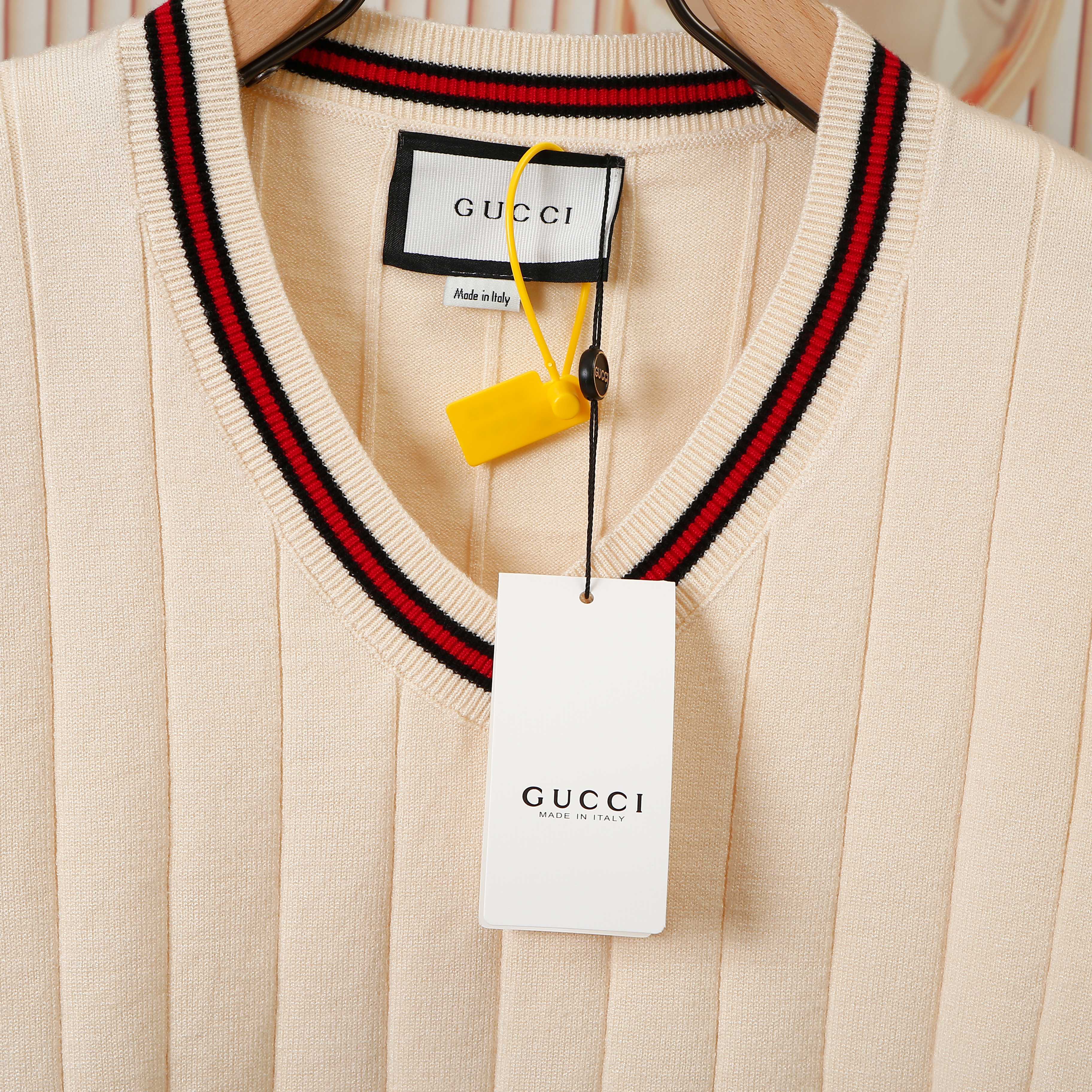 p120💰爆款GUCCI古驰罗纹渐色V领毛织，前幅下摆Logo采用刺绣工艺，细节做工顶级版本 包芯纱毛料触感非常舒服 软糯丝滑 手感超好，版型特别舒适 颜值超级高 颜色搭配美极了 做工超细致 强烈推荐💗可对比市场品质   男女同款

颜色:   黑色  米白色
款号：G8318
码数：S  m   L  XL