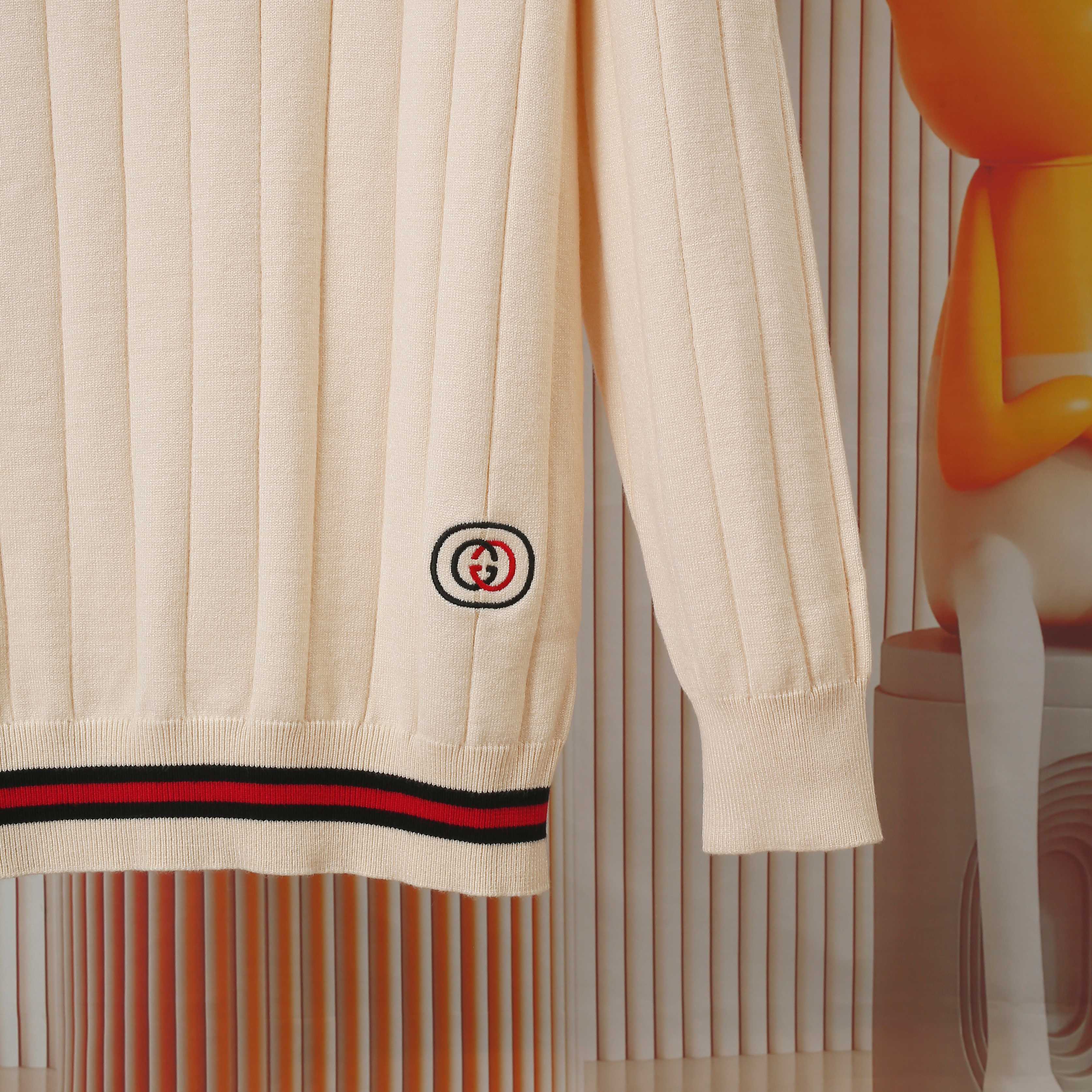 p120💰爆款GUCCI古驰罗纹渐色V领毛织，前幅下摆Logo采用刺绣工艺，细节做工顶级版本 包芯纱毛料触感非常舒服 软糯丝滑 手感超好，版型特别舒适 颜值超级高 颜色搭配美极了 做工超细致 强烈推荐💗可对比市场品质   男女同款

颜色:   黑色  米白色
款号：G8318
码数：S  m   L  XL