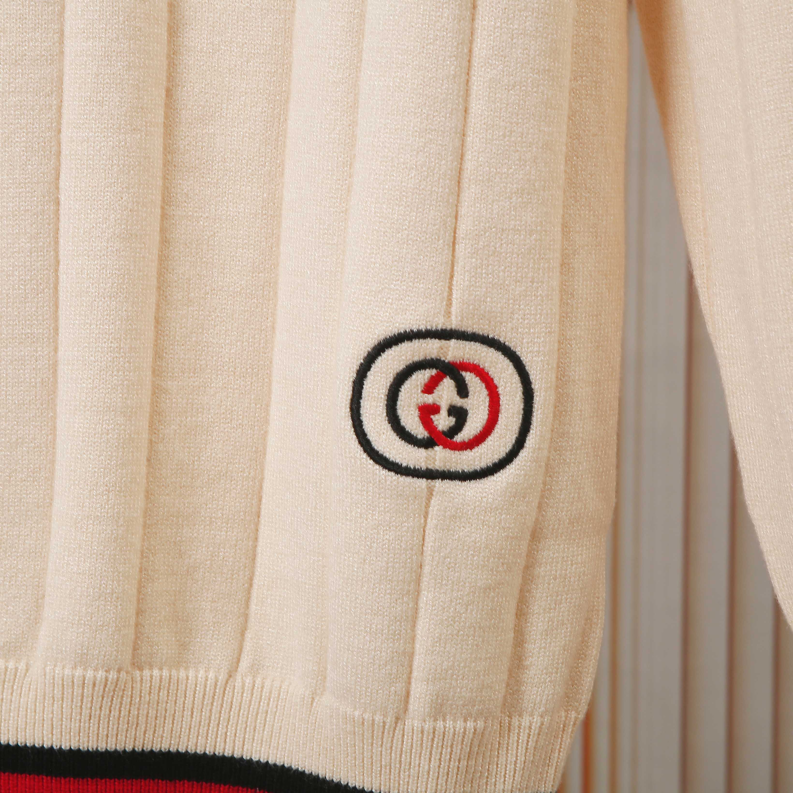 p120💰爆款GUCCI古驰罗纹渐色V领毛织，前幅下摆Logo采用刺绣工艺，细节做工顶级版本 包芯纱毛料触感非常舒服 软糯丝滑 手感超好，版型特别舒适 颜值超级高 颜色搭配美极了 做工超细致 强烈推荐💗可对比市场品质   男女同款

颜色:   黑色  米白色
款号：G8318
码数：S  m   L  XL