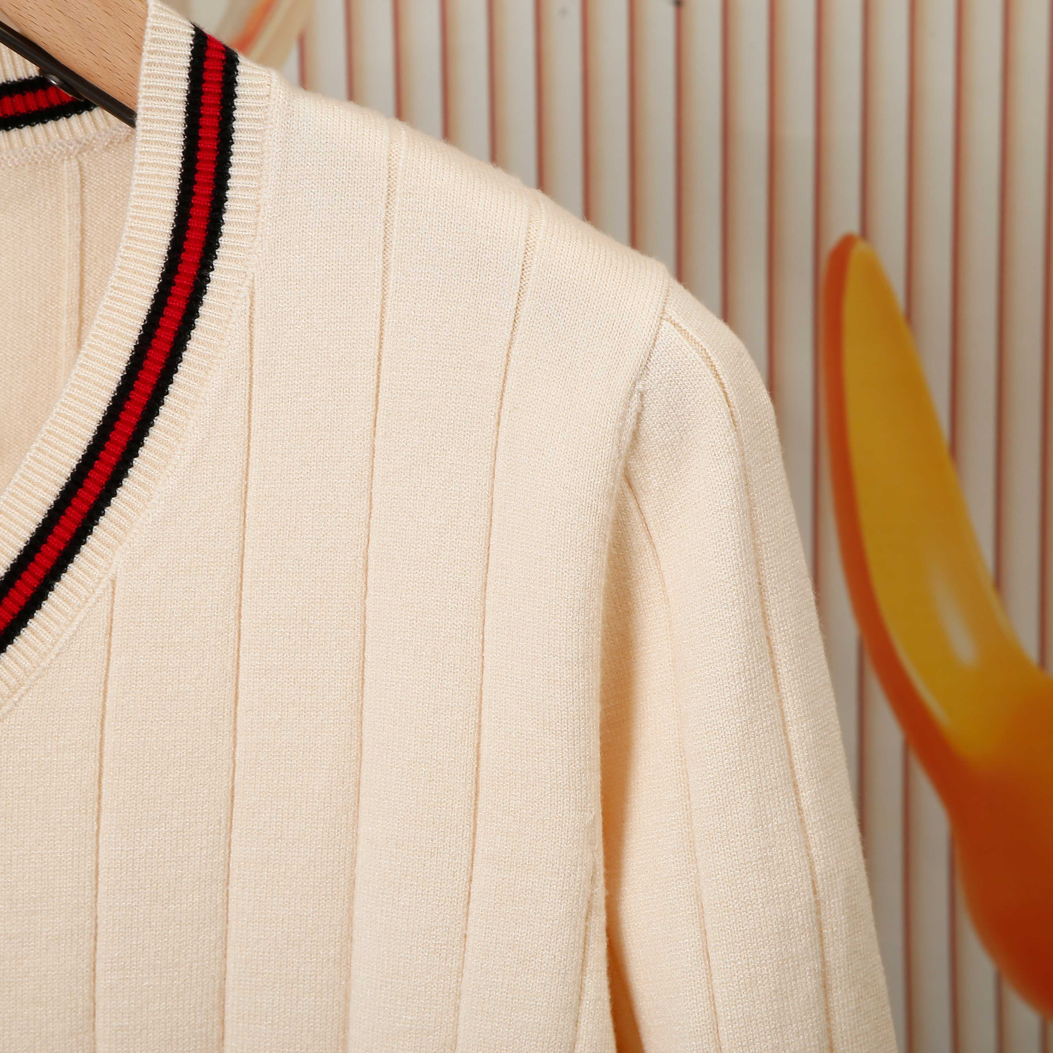 p120💰爆款GUCCI古驰罗纹渐色V领毛织，前幅下摆Logo采用刺绣工艺，细节做工顶级版本 包芯纱毛料触感非常舒服 软糯丝滑 手感超好，版型特别舒适 颜值超级高 颜色搭配美极了 做工超细致 强烈推荐💗可对比市场品质   男女同款

颜色:   黑色  米白色
款号：G8318
码数：S  m   L  XL