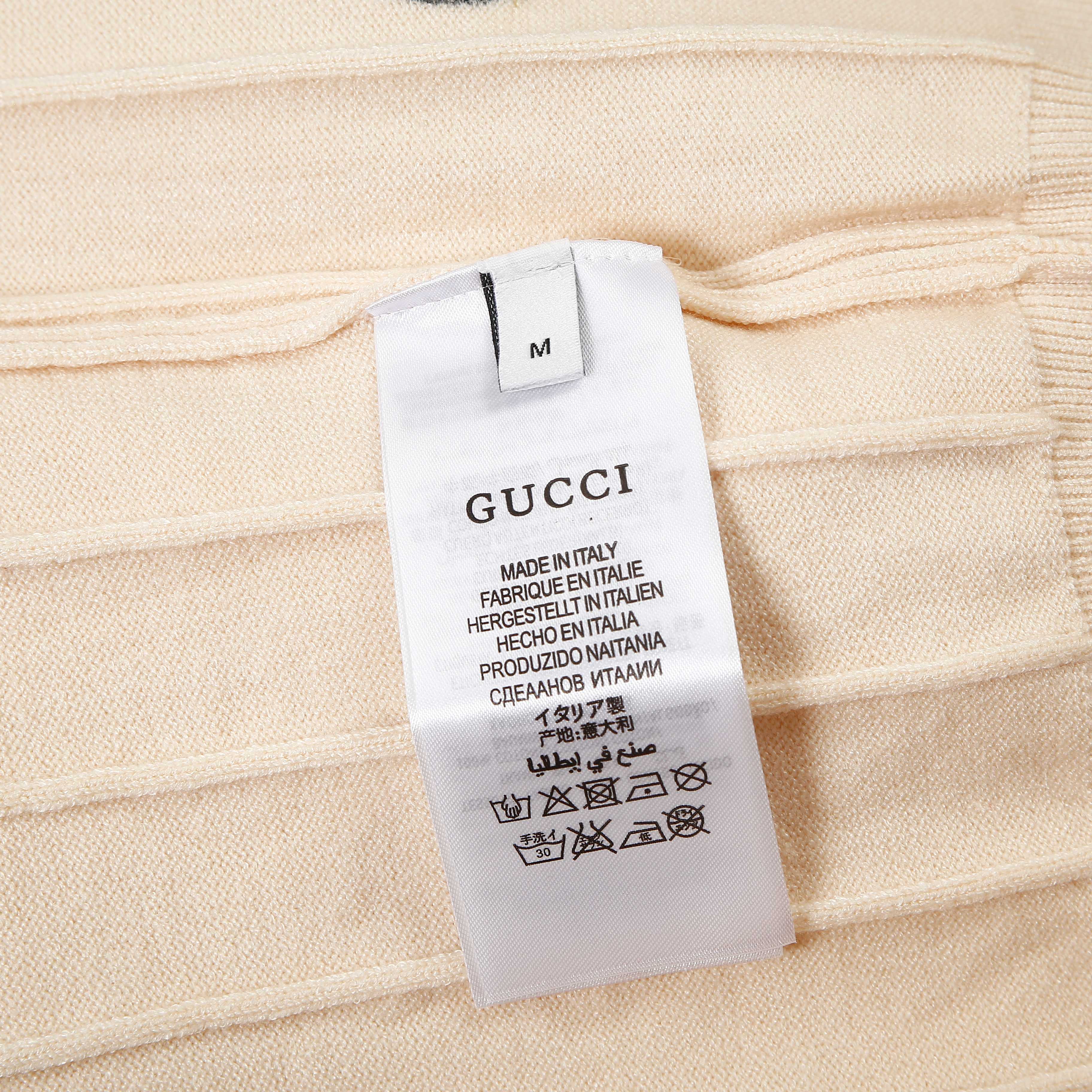 p120💰爆款GUCCI古驰罗纹渐色V领毛织，前幅下摆Logo采用刺绣工艺，细节做工顶级版本 包芯纱毛料触感非常舒服 软糯丝滑 手感超好，版型特别舒适 颜值超级高 颜色搭配美极了 做工超细致 强烈推荐💗可对比市场品质   男女同款

颜色:   黑色  米白色
款号：G8318
码数：S  m   L  XL