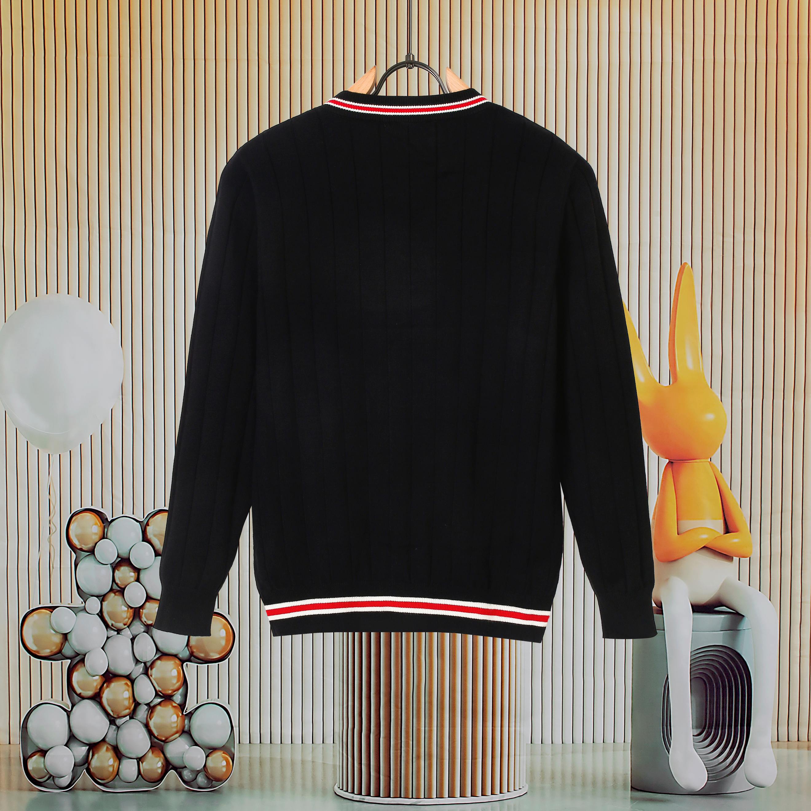 p120💰爆款GUCCI古驰罗纹渐色V领毛织，前幅下摆Logo采用刺绣工艺，细节做工顶级版本 包芯纱毛料触感非常舒服 软糯丝滑 手感超好，版型特别舒适 颜值超级高 颜色搭配美极了 做工超细致 强烈推荐💗可对比市场品质   男女同款

颜色:   黑色  米白色
款号：G8318
码数：S  m   L  XL