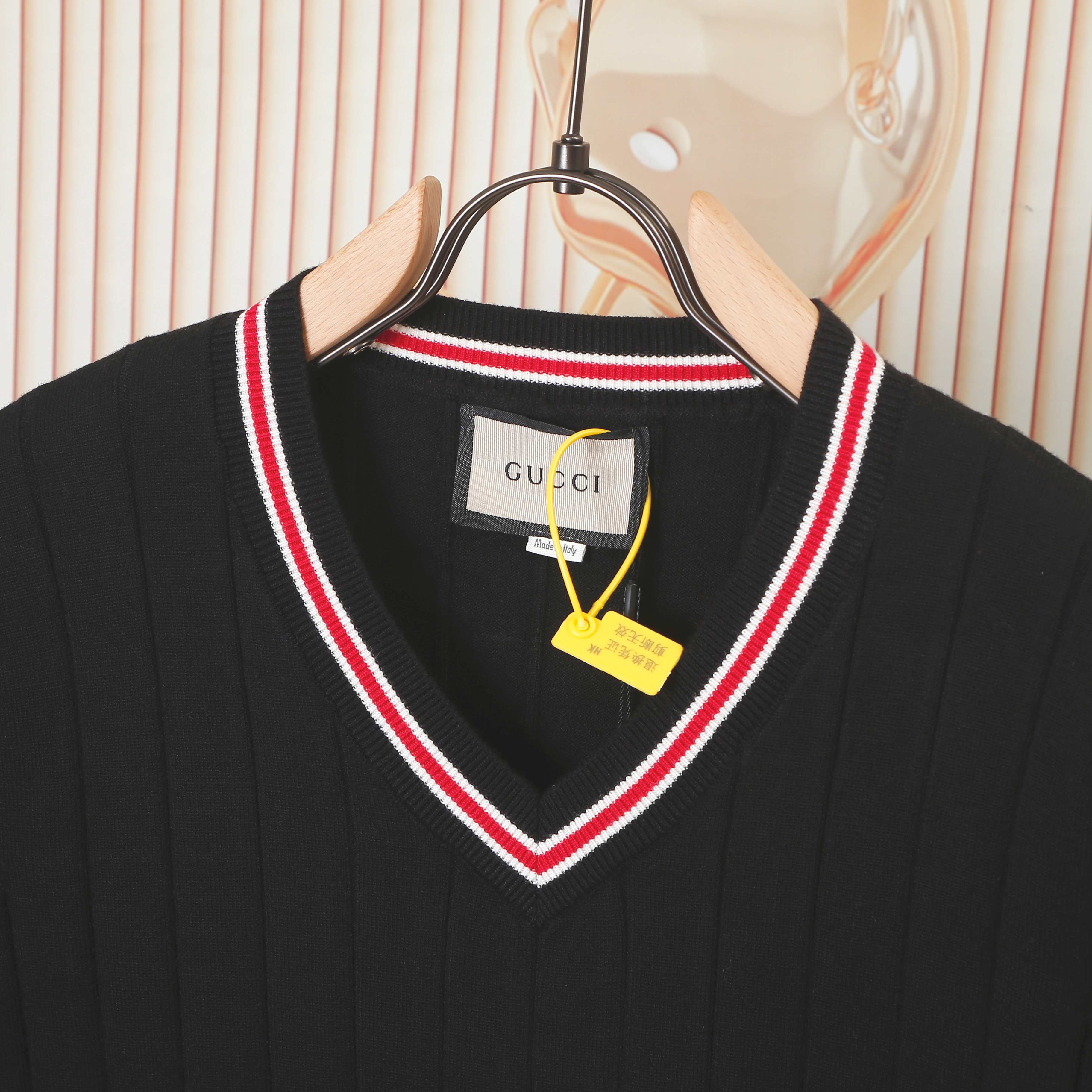 p120💰爆款GUCCI古驰罗纹渐色V领毛织，前幅下摆Logo采用刺绣工艺，细节做工顶级版本 包芯纱毛料触感非常舒服 软糯丝滑 手感超好，版型特别舒适 颜值超级高 颜色搭配美极了 做工超细致 强烈推荐💗可对比市场品质   男女同款

颜色:   黑色  米白色
款号：G8318
码数：S  m   L  XL