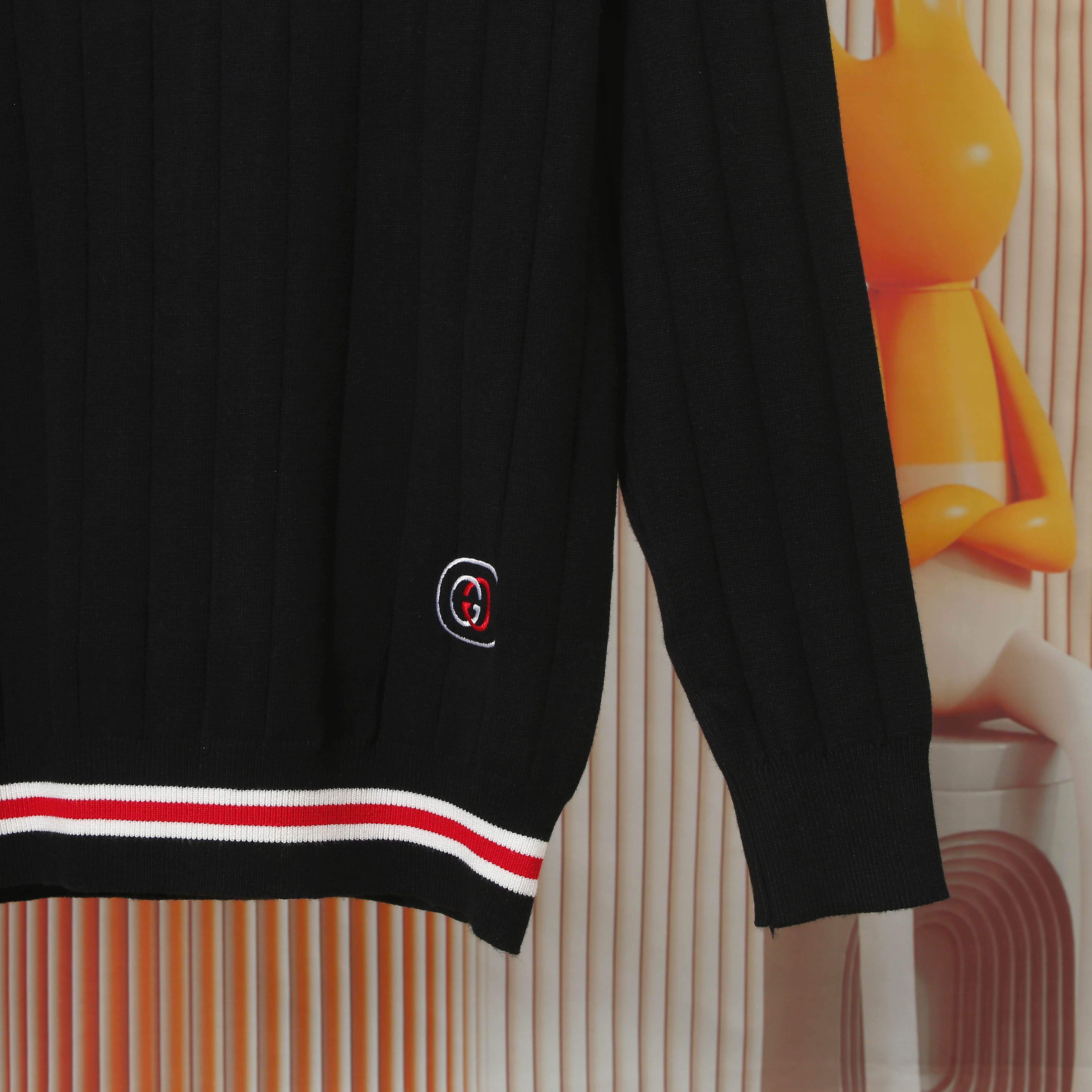 p120💰爆款GUCCI古驰罗纹渐色V领毛织，前幅下摆Logo采用刺绣工艺，细节做工顶级版本 包芯纱毛料触感非常舒服 软糯丝滑 手感超好，版型特别舒适 颜值超级高 颜色搭配美极了 做工超细致 强烈推荐💗可对比市场品质   男女同款

颜色:   黑色  米白色
款号：G8318
码数：S  m   L  XL