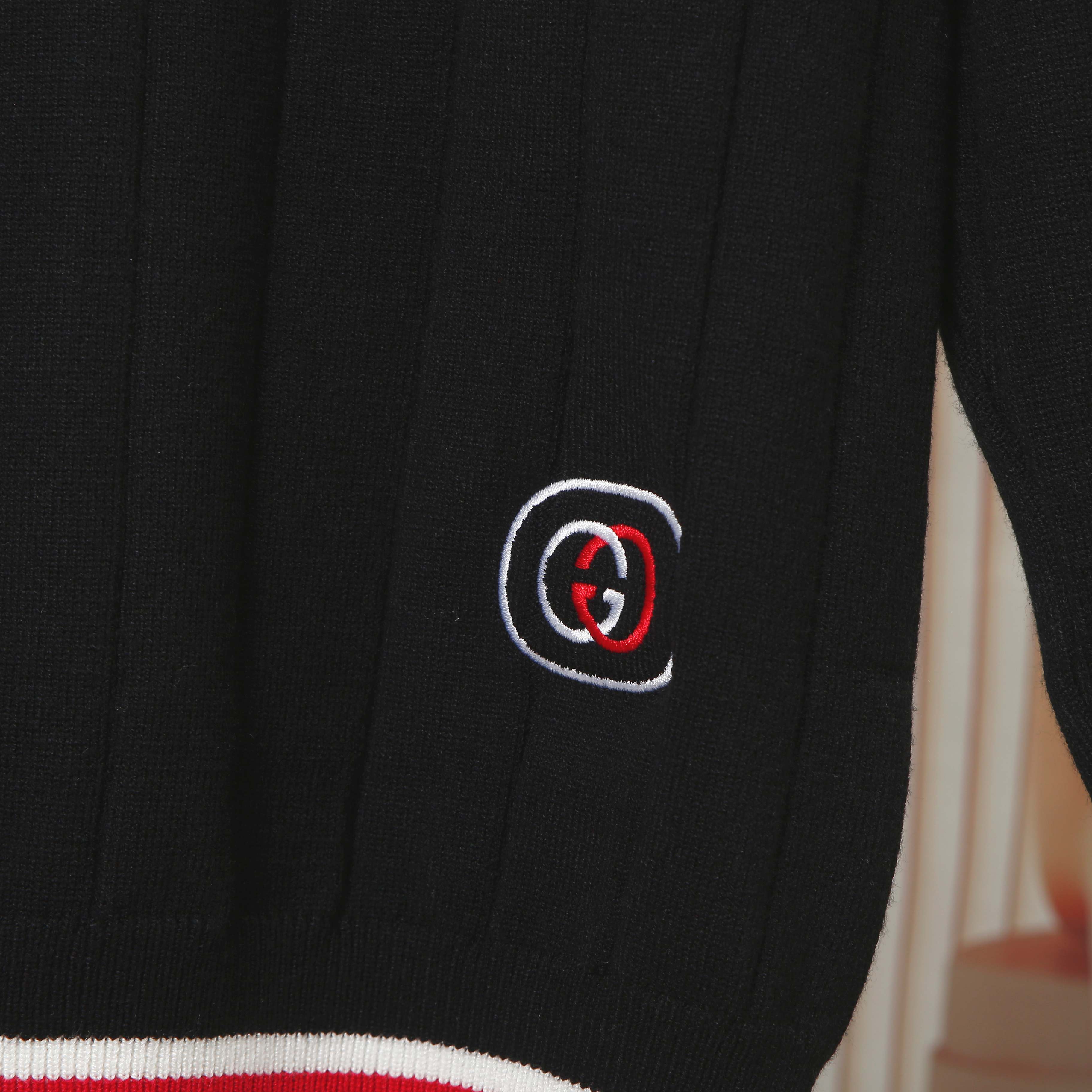 p120💰爆款GUCCI古驰罗纹渐色V领毛织，前幅下摆Logo采用刺绣工艺，细节做工顶级版本 包芯纱毛料触感非常舒服 软糯丝滑 手感超好，版型特别舒适 颜值超级高 颜色搭配美极了 做工超细致 强烈推荐💗可对比市场品质   男女同款

颜色:   黑色  米白色
款号：G8318
码数：S  m   L  XL