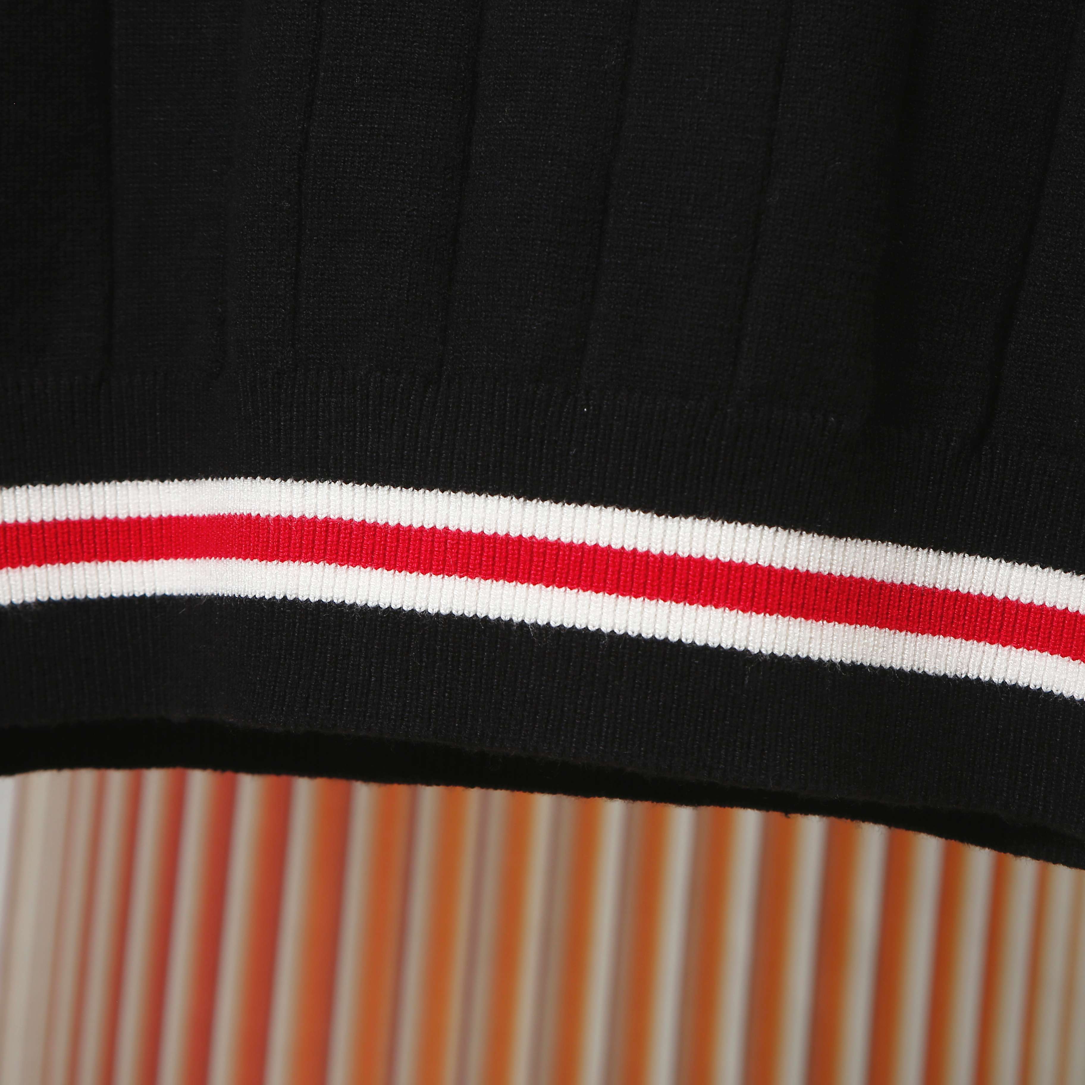 p120💰爆款GUCCI古驰罗纹渐色V领毛织，前幅下摆Logo采用刺绣工艺，细节做工顶级版本 包芯纱毛料触感非常舒服 软糯丝滑 手感超好，版型特别舒适 颜值超级高 颜色搭配美极了 做工超细致 强烈推荐💗可对比市场品质   男女同款

颜色:   黑色  米白色
款号：G8318
码数：S  m   L  XL