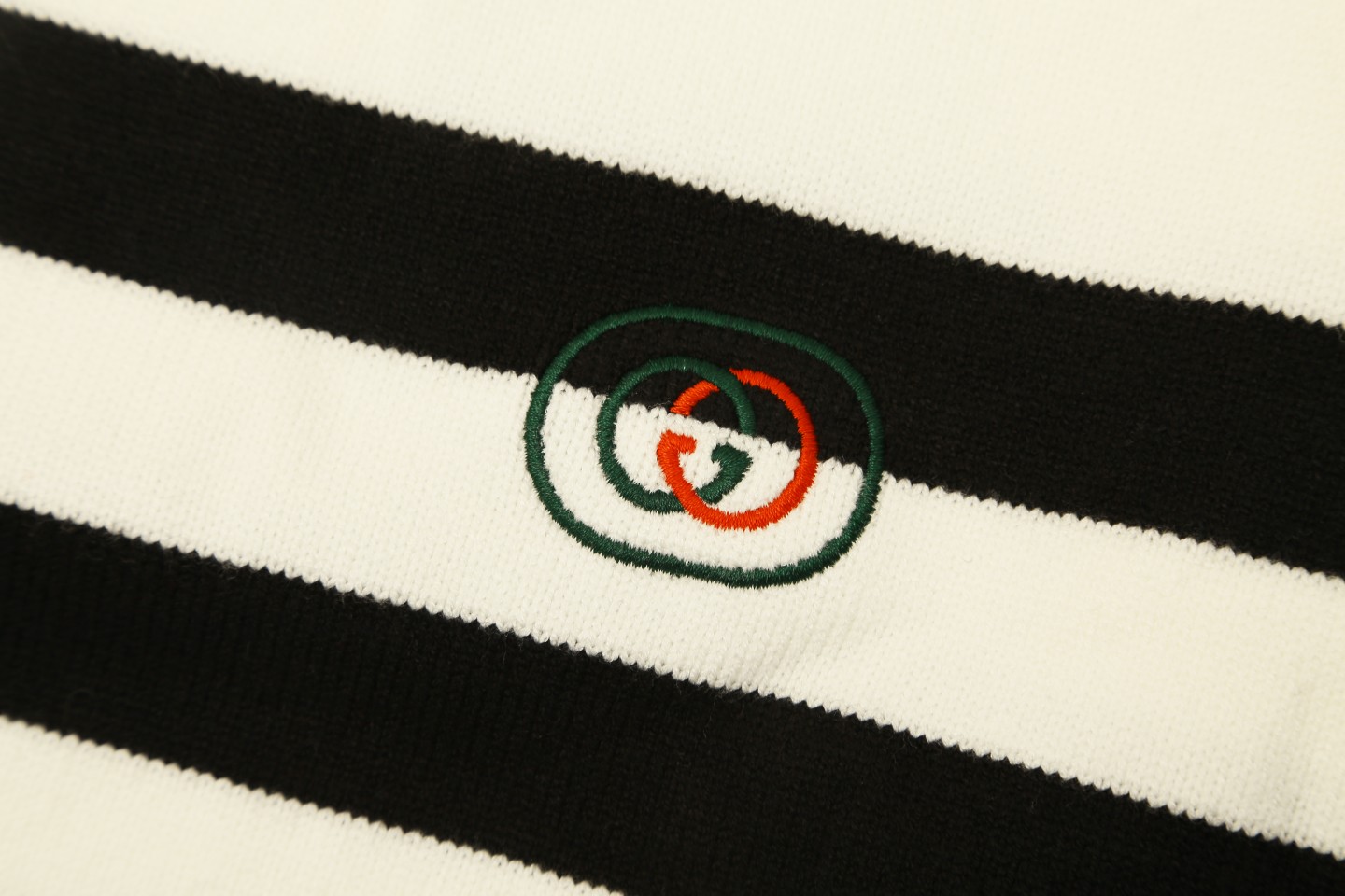 p120💰 爆款GUCCI古驰条纹圆领毛织，前幅Logo采用刺绣工艺，细节做工顶级版本 包芯纱毛料触感非常舒服 软糯丝滑 手感超好，版型特别舒适 颜值超级高 颜色搭配美极了 做工超细致 强烈推荐💗可对比市场品质

颜色：黑白色  红杏色
款号：G8311
码数：S  m   L  XL